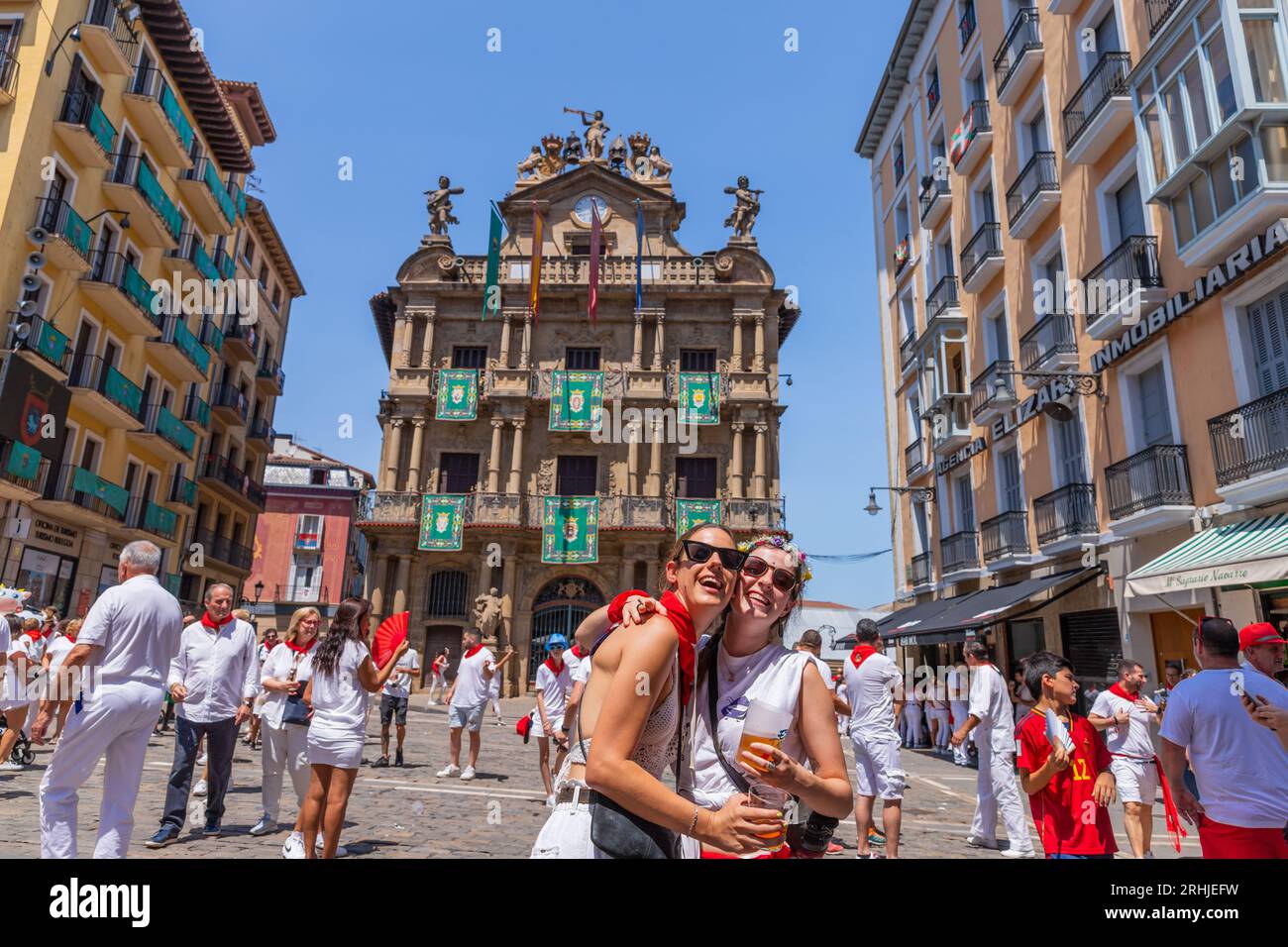 Pampelune, Espagne : 09 juillet 2023 : les gens célèbrent le festival de San Fermin dans des vêtements traditionnels blancs et rouges avec cravate rouge, Pampelune, Navarra, Espagne. Banque D'Images