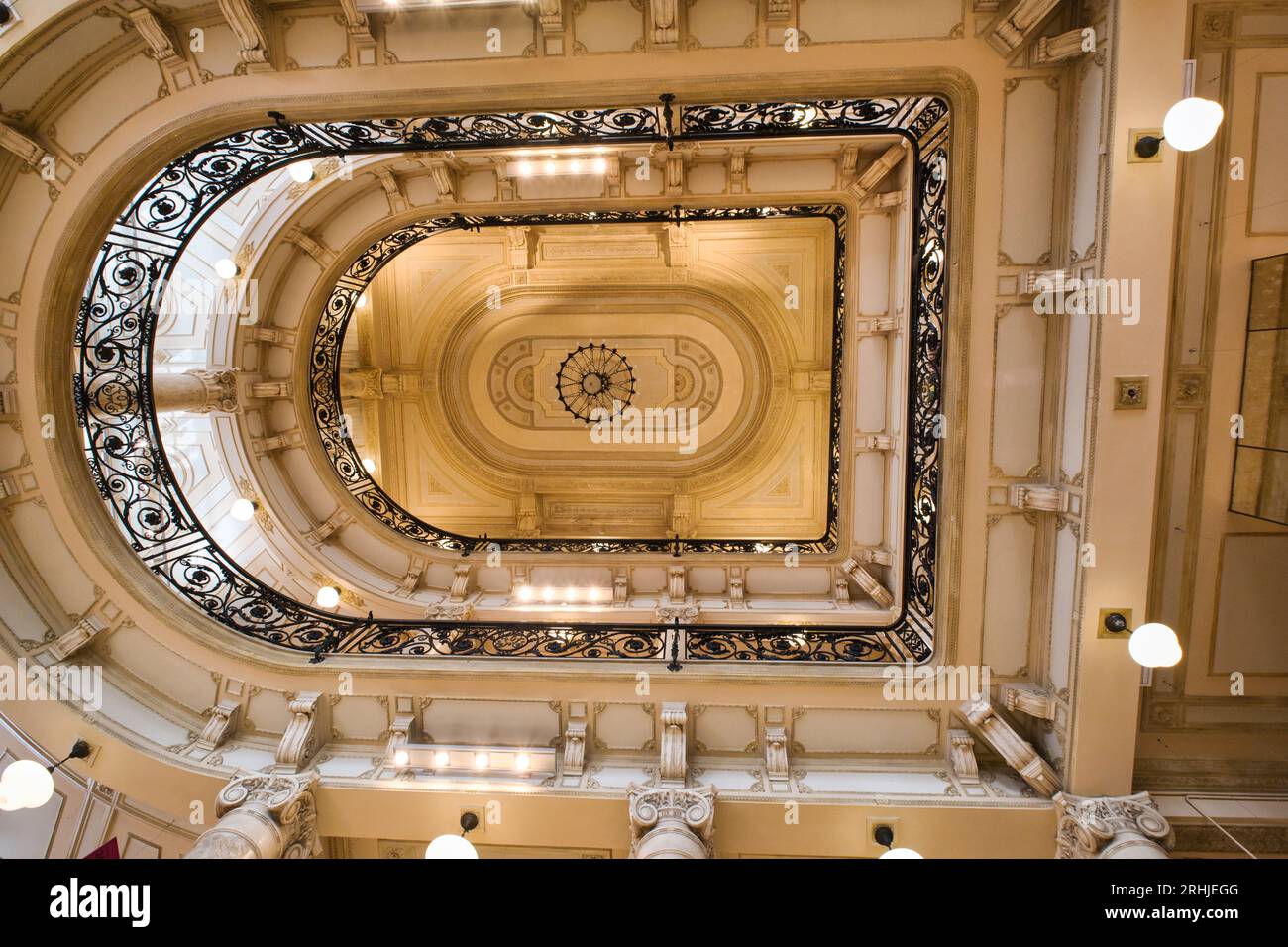 Vue intérieure du plafond pittoresque du Palazzo Mincuzzi à Bari Banque D'Images