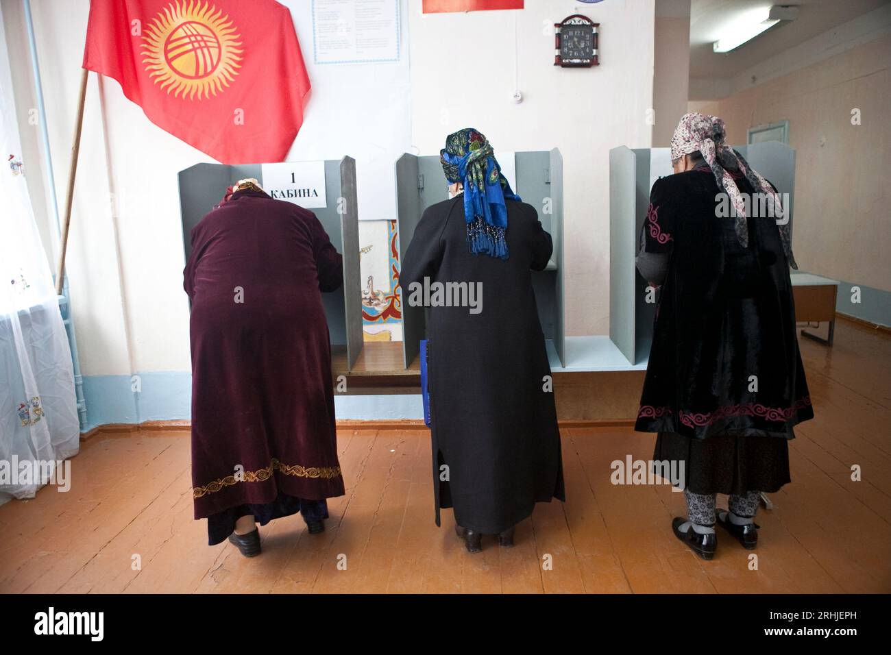 Les femmes votent pour la présidence dans une école à Tokmok, au Kirghizistan. Banque D'Images