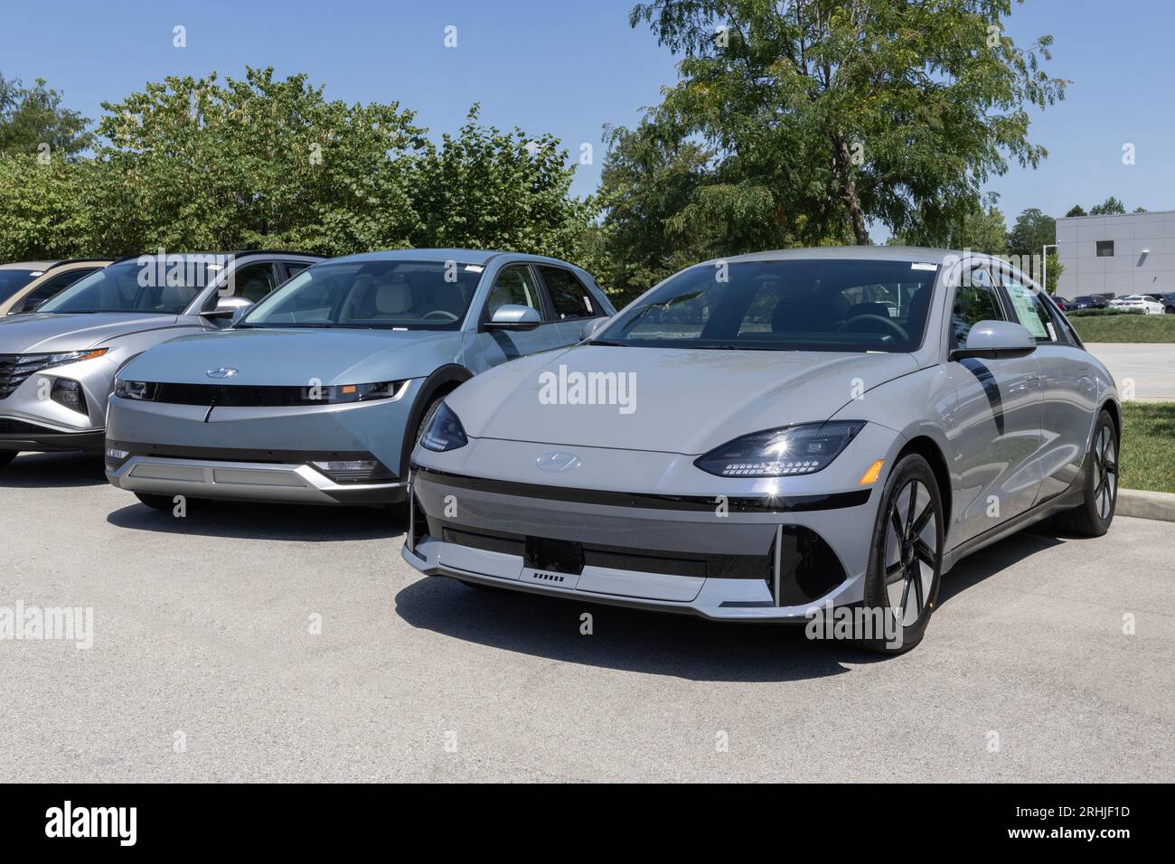 Indianapolis - 16 août 2023 : Hyundai IONIQ 6 et IONIQ 5 EV véhicule électrique. Hyundai propose les modèles IONIQ 6 et IONIQ 5 avec traction intégrale à moteur double. Banque D'Images