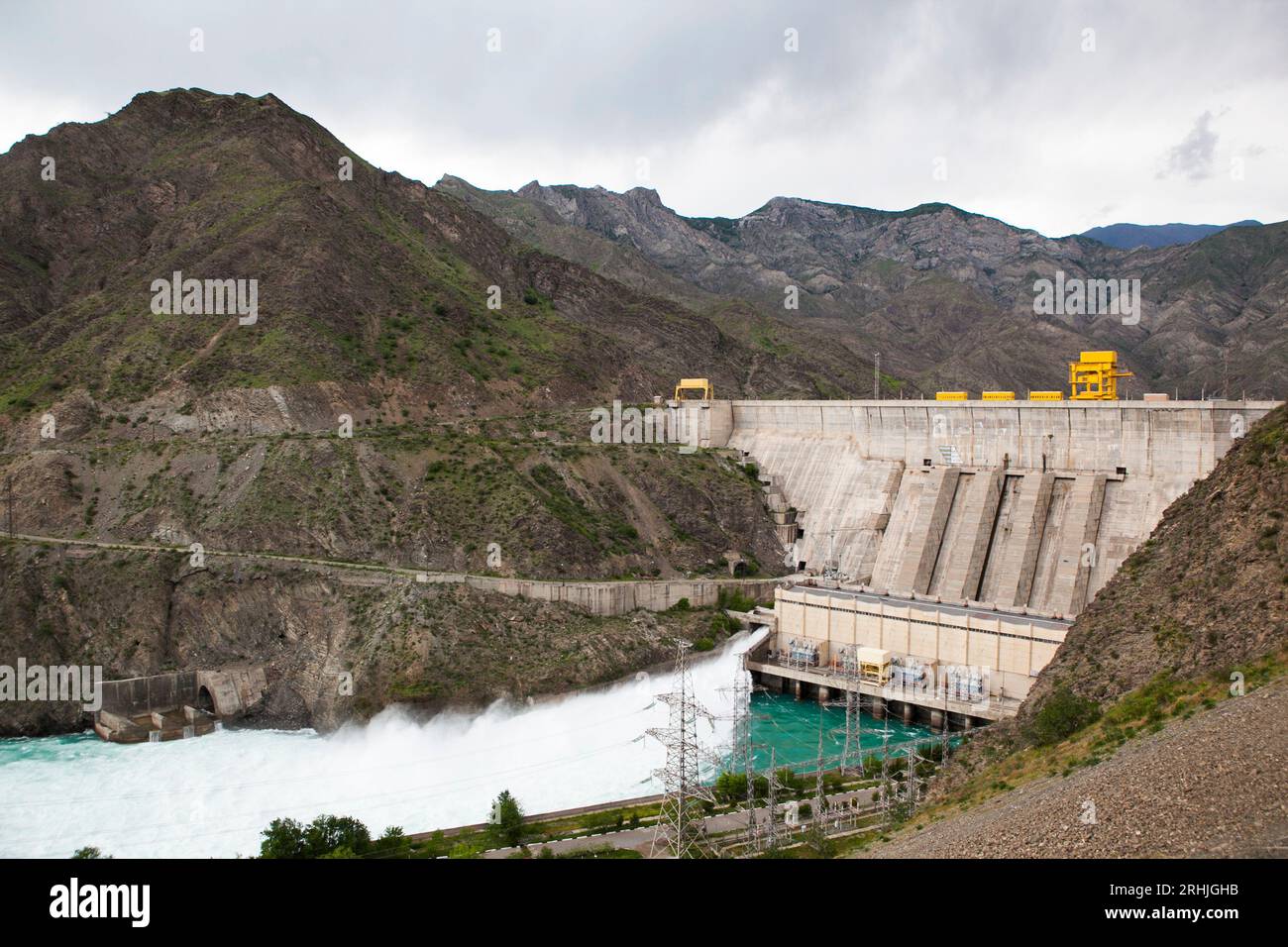 Barrage hydroélectrique de Kurpsai sur la rivière Naryn, Kirghizistan. Banque D'Images