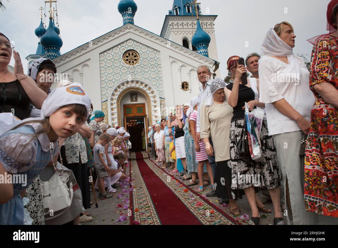 Fidèles à l'extérieur de l'Église orthodoxe russe à Bichkek, Kirghizistan Banque D'Images