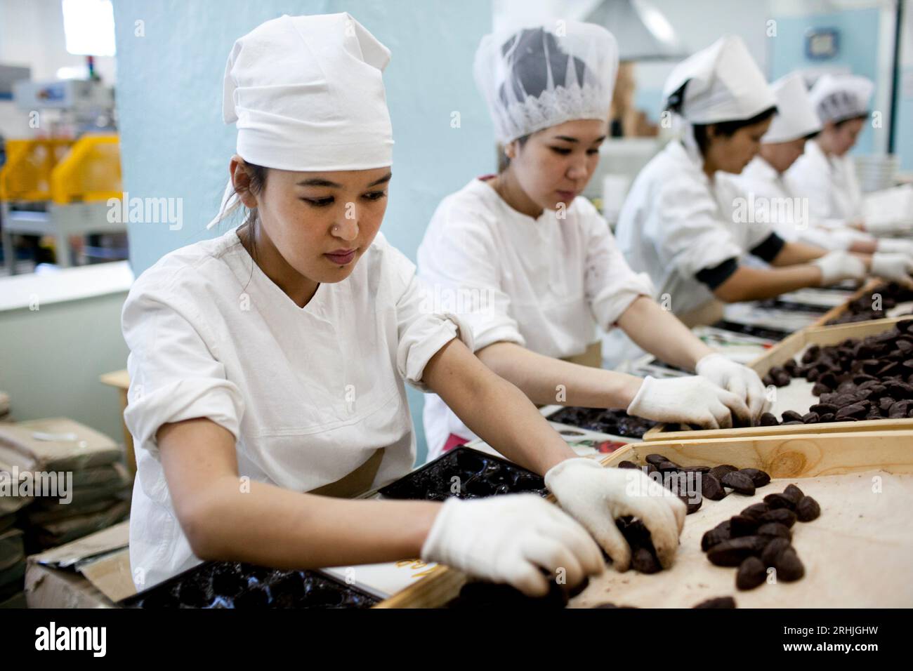 Les femmes travaillent sur la ligne d'emballage de la chocolaterie Rakhat à Almaty, la plus grande ville du Kazakhstan. Banque D'Images