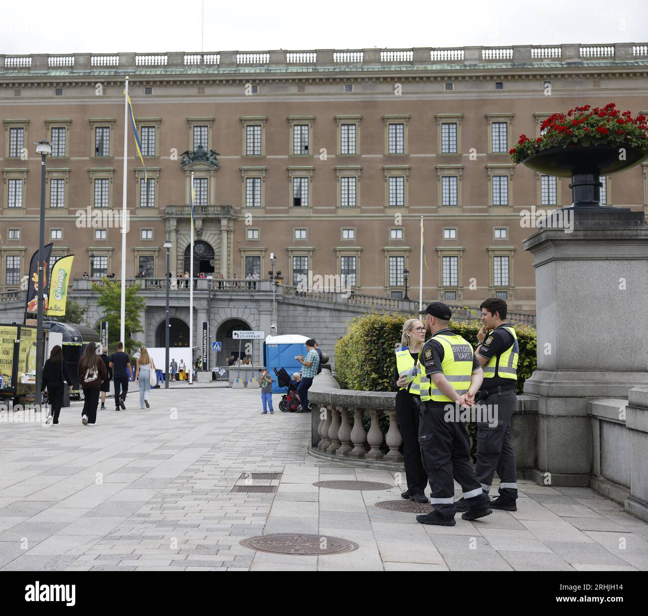 Stockholm, Suède. 17 août 2023. Des gardes de sécurité sont vus à côté du Palais Royal à Stockholm, capitale de la Suède, le 17 août 2023. Le niveau de menace terroriste en Suède a été relevé de "élevé" à "élevé", a déclaré jeudi le Service de sécurité suédois (SAPO). Crédit : Wei Xuechao/Xinhua/Alamy Live News Banque D'Images