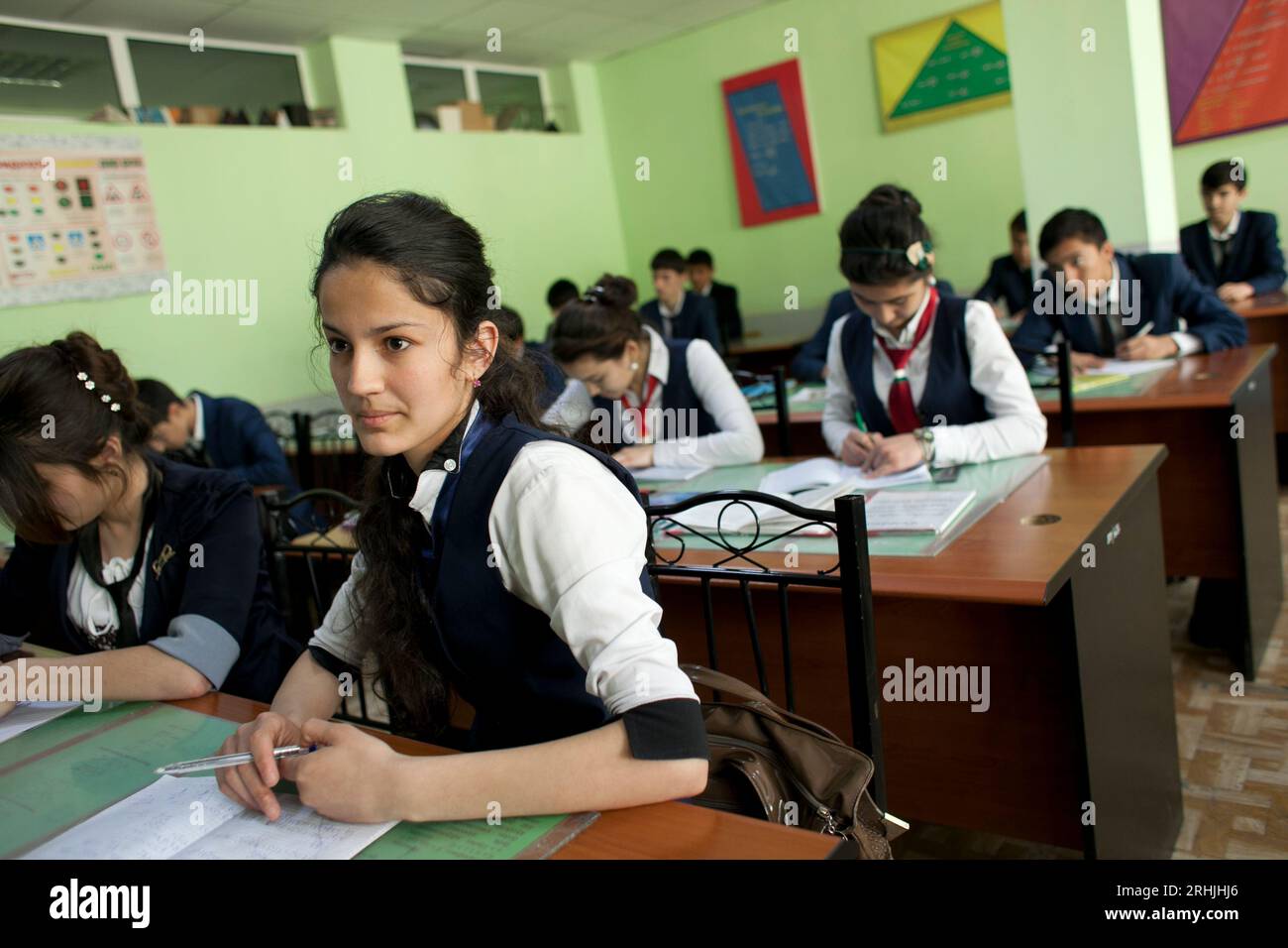 Élèves d'un lycée à Tursunzoda, Tadjikistan. Banque D'Images