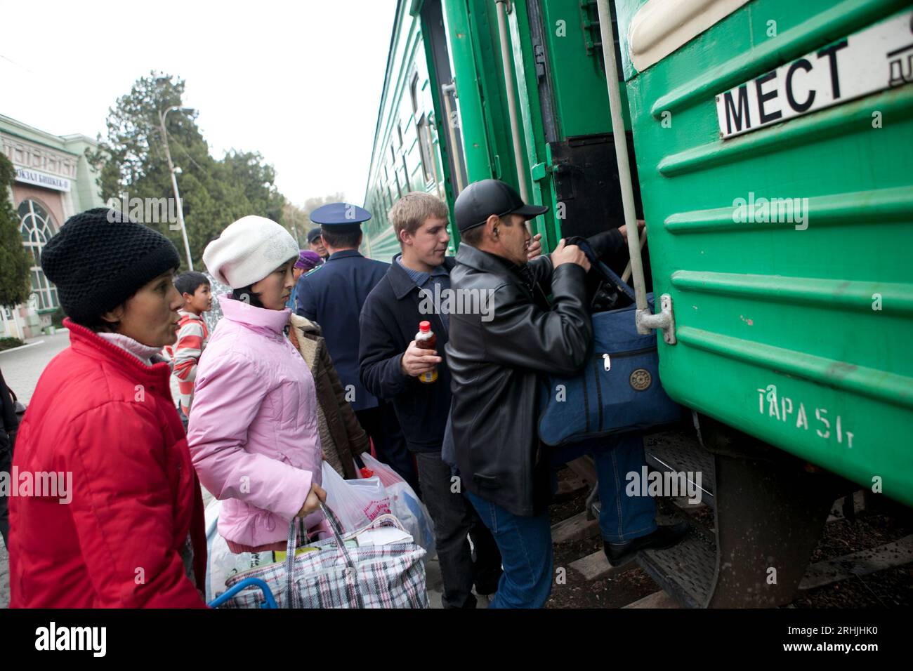 Les gens montent dans un train à Bichkek, au Kirghizistan. Banque D'Images