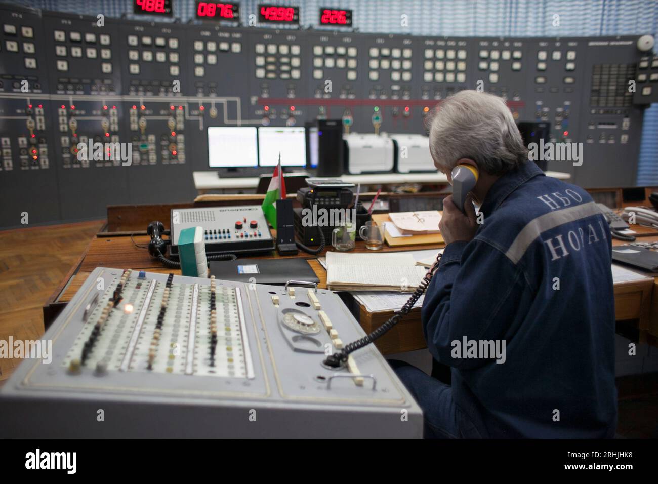Dans la salle de contrôle de la centrale hydroélectrique de Nurek, Tadjikistan. Banque D'Images