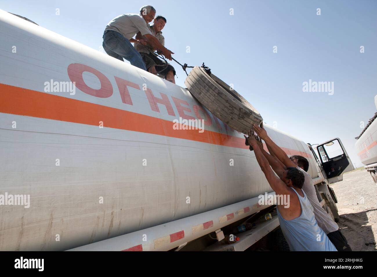 Un camion-citerne dans la province de Batken se dirigeant vers la frontière kirghize-tadjike. Banque D'Images