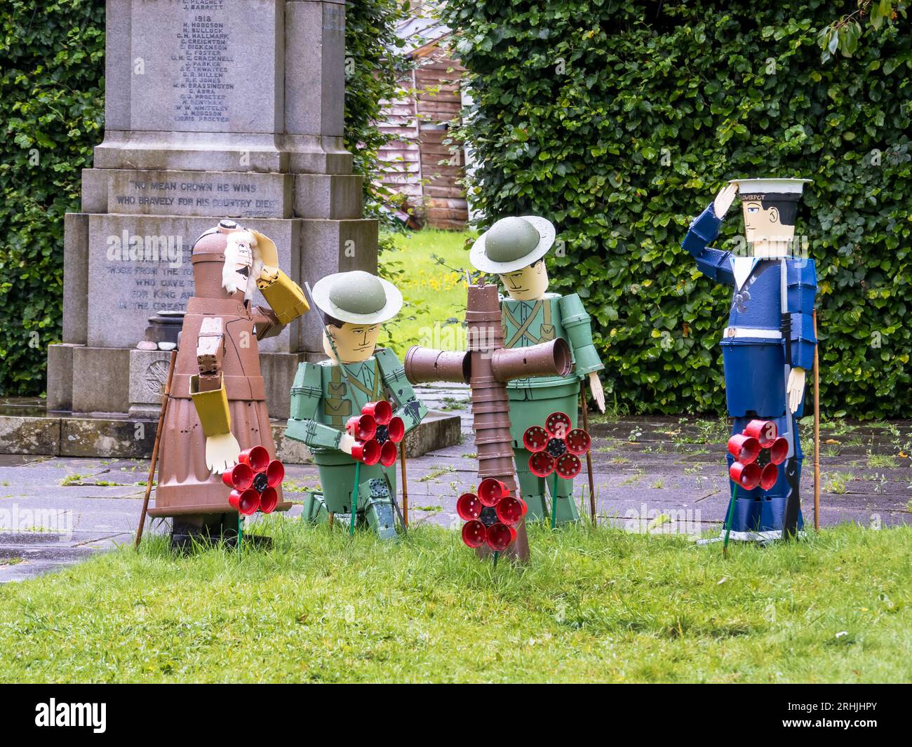 Des militaires fabriqués à partir de pots de fleurs au mémorial de guerre au festival Settle Flowerpot à Settle, Yorkshire Dales, Royaume-Uni. Banque D'Images