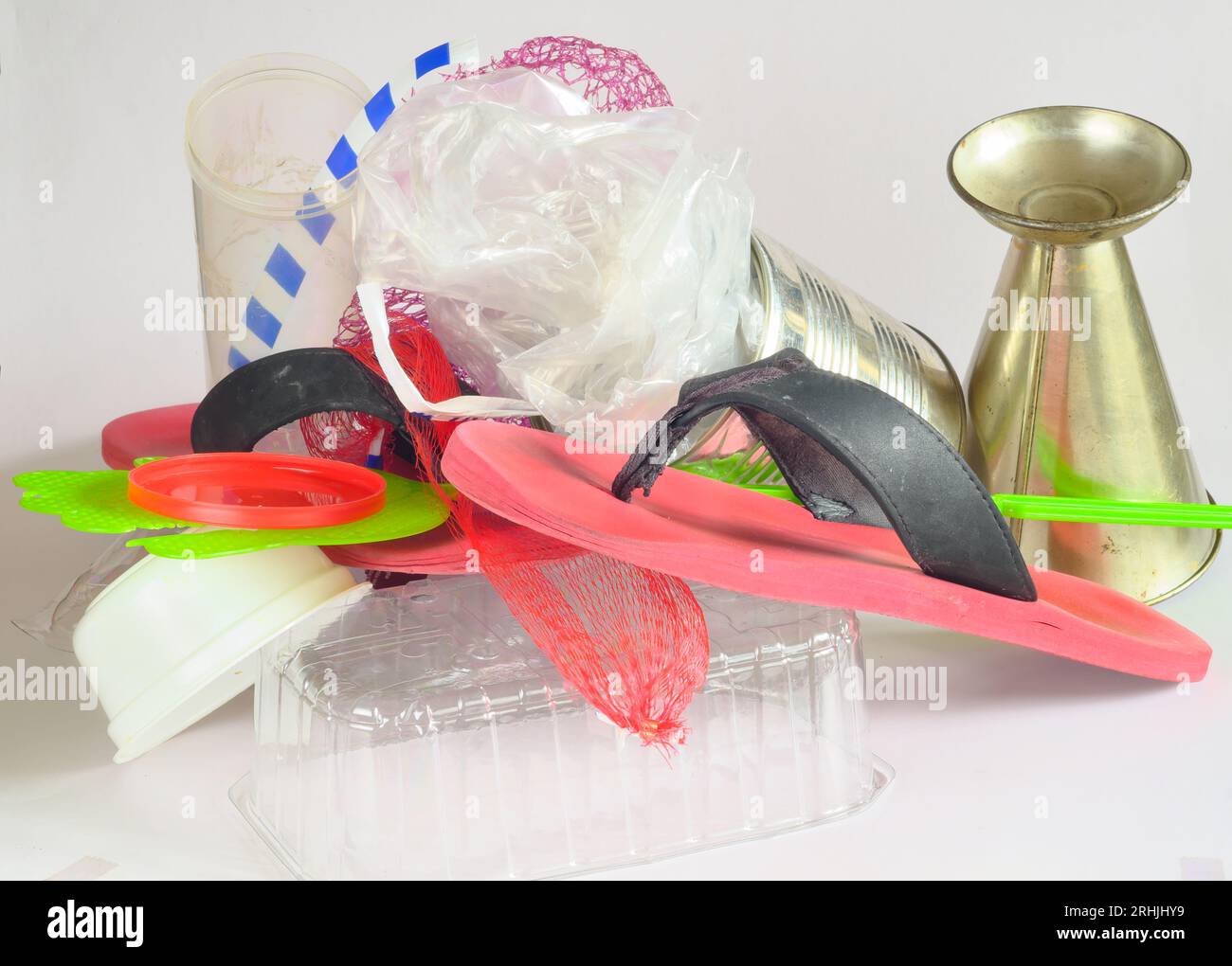 Déchets plastiques, matériaux de recyclage, plastiques, matériaux synthétiques, étain, métaux.pollution de l'environnement, des océans et des rivières. Banque D'Images