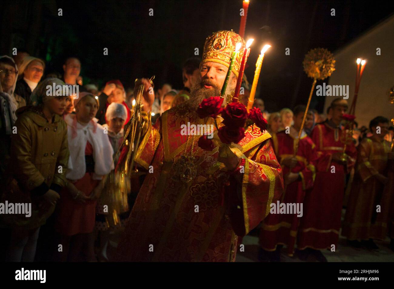 Un prêtre orthodoxe russe célèbre Pâques au Tadjikistan. Banque D'Images