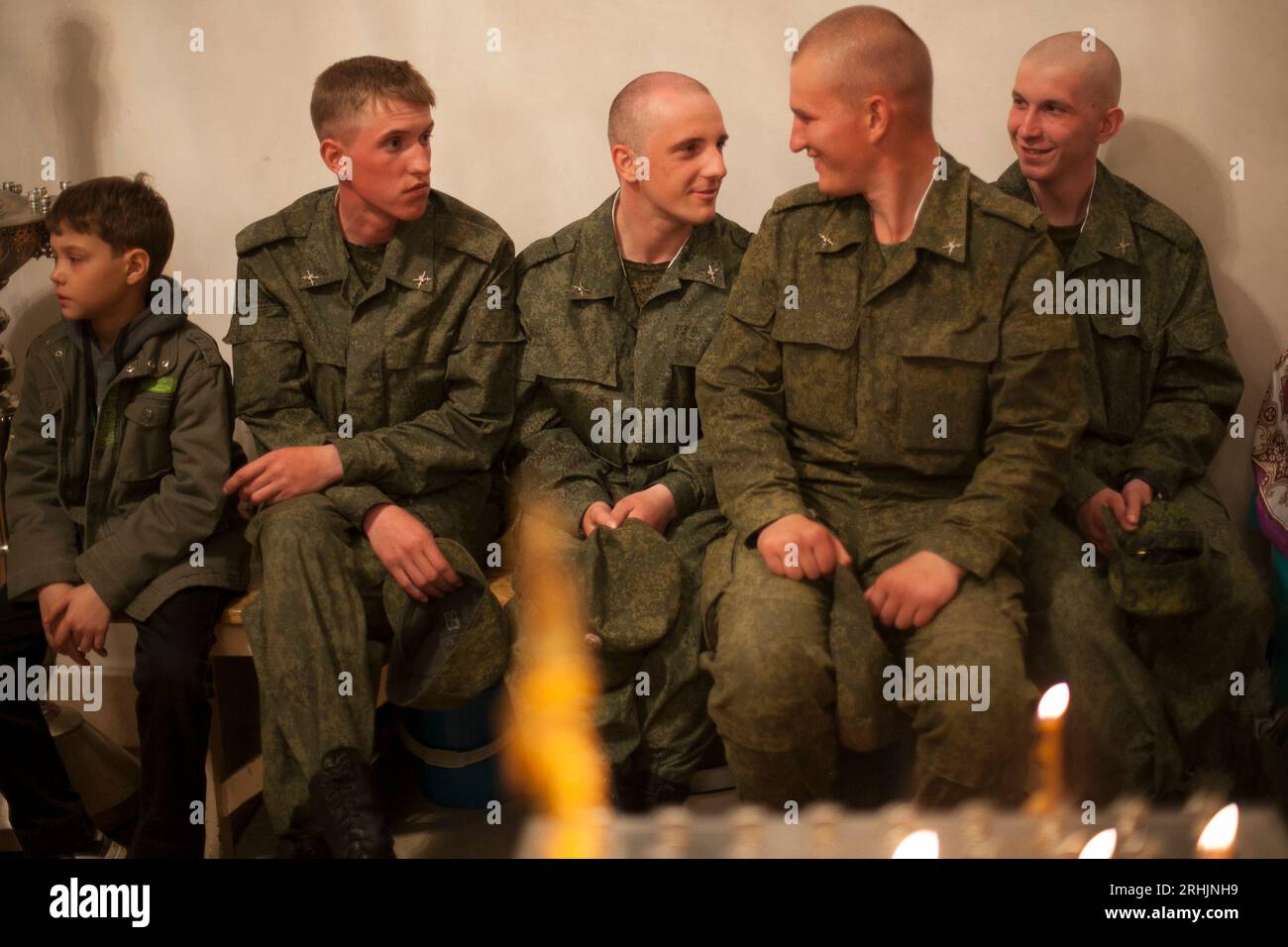 Des soldats russes assistent à la messe de Pâques à Douchanbé, au Tadjikistan. Banque D'Images
