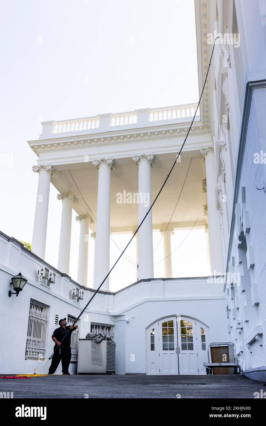 Washington, États-Unis. 17 août 2023. Un lave-vitre utilise un long poteau pour atteindre le troisième étage de la Maison Blanche à Washington, DC, le jeudi 17 août 2023. Photo de Jim Lo Scalzo/UPI crédit : UPI/Alamy Live News Banque D'Images