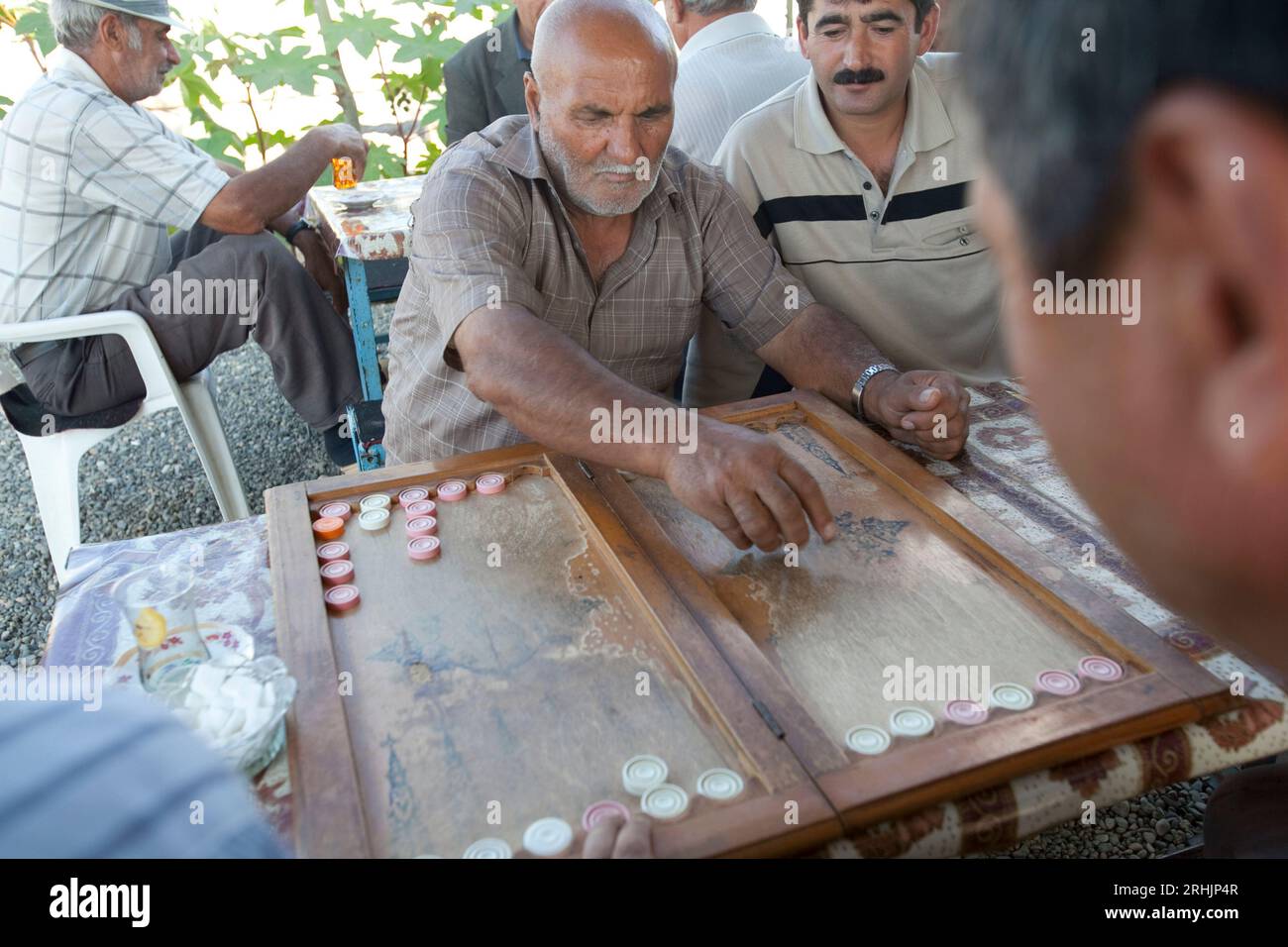 Les hommes boivent du thé et jouent au nard près d'Agjabedi, en Azerbaïdjan. Banque D'Images