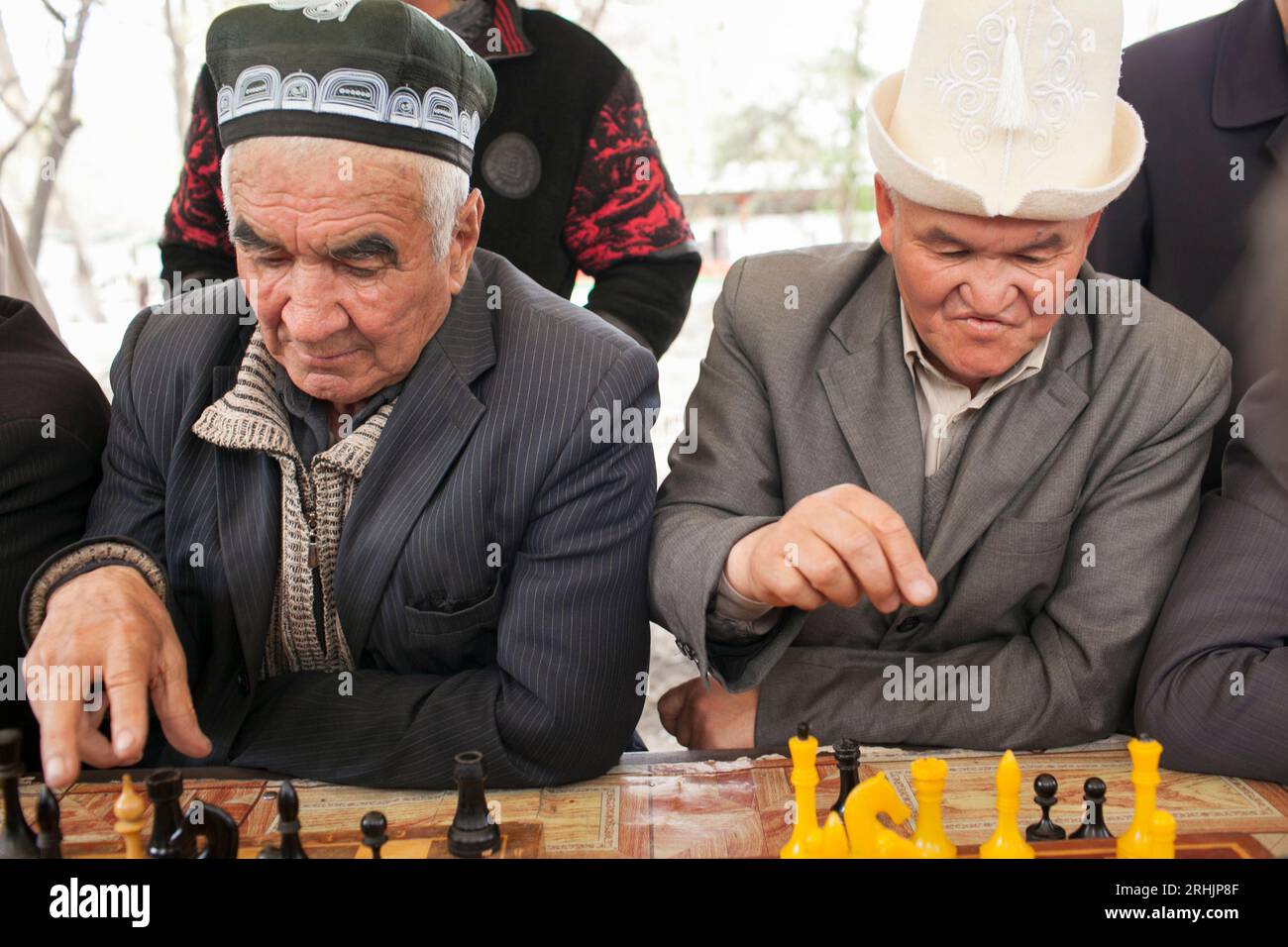 Les hommes jouent aux échecs à Osh, Kirghizistan. Banque D'Images