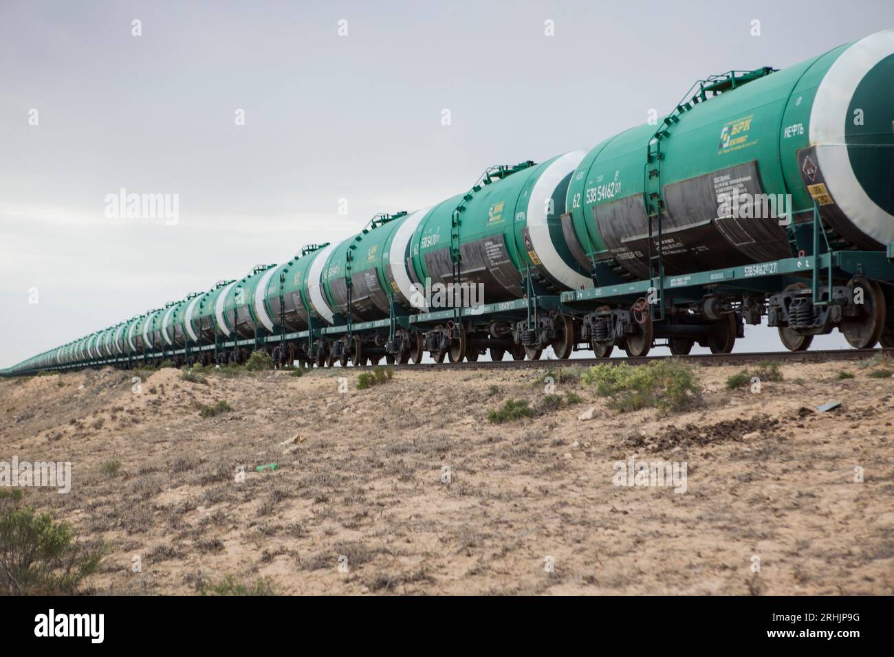 Un train transportant du pétrole traverse l'ouest du Kazakhstan. Banque D'Images