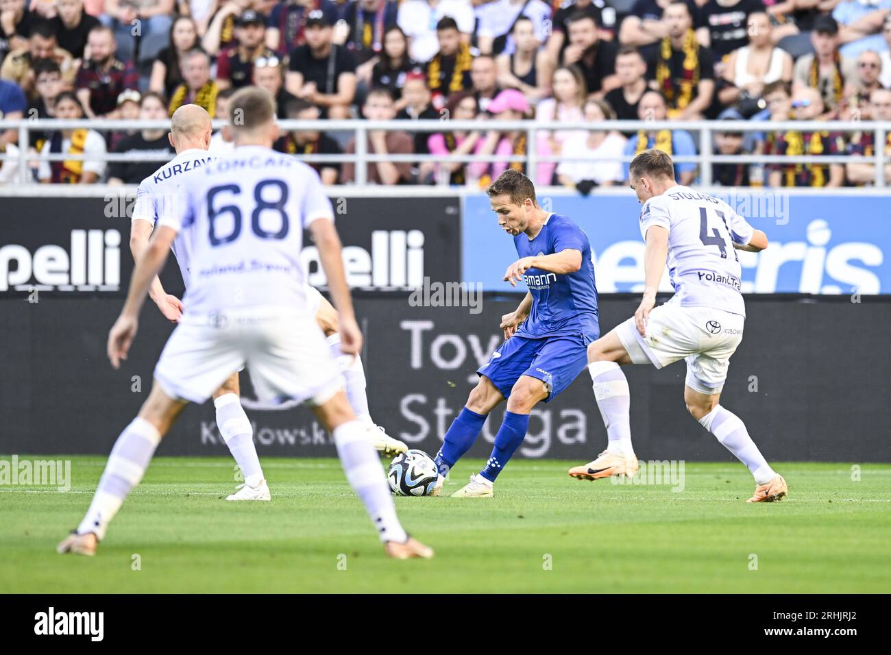 Szczecin, Pologne. 17 août 2023. Andrew Hjulsager de Gand et Pawel Stolarski de Pogon photographiés en action lors d'un match de football entre le Polonais Pogon Szczecin et la Belge KAA Gent, jeudi 17 août 2023 à Szczecin, la deuxième manche du troisième tour de qualification pour la compétition UEFA Europa Conference League. BELGA PHOTO TOM GOYVAERTS crédit : Belga News Agency/Alamy Live News Banque D'Images