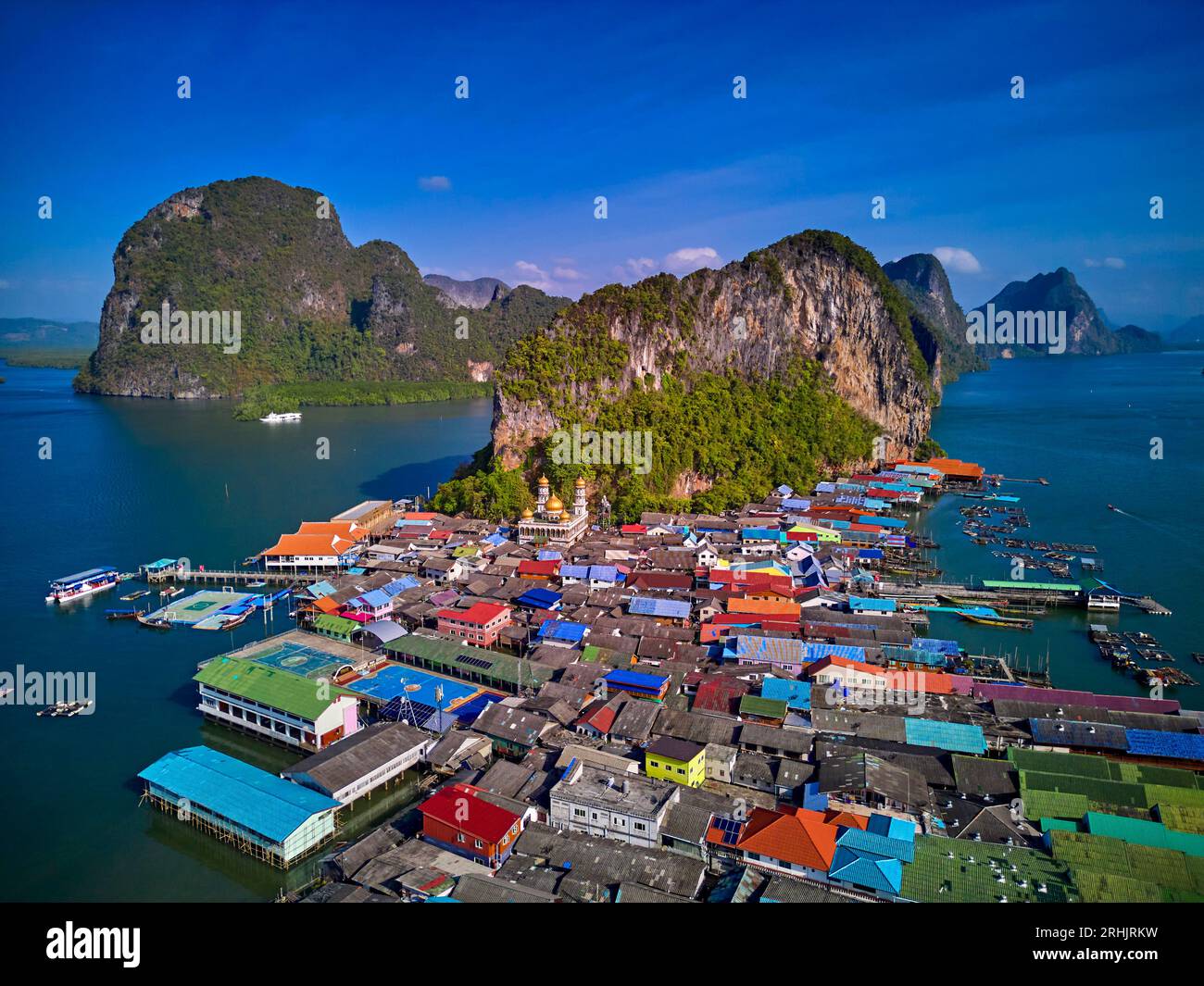 Thaïlande, baie de Phang Nga, parc national d'Ao Phang Nga, vue aérienne du village de pêcheurs flottants musulmans de Ko Panyee Banque D'Images