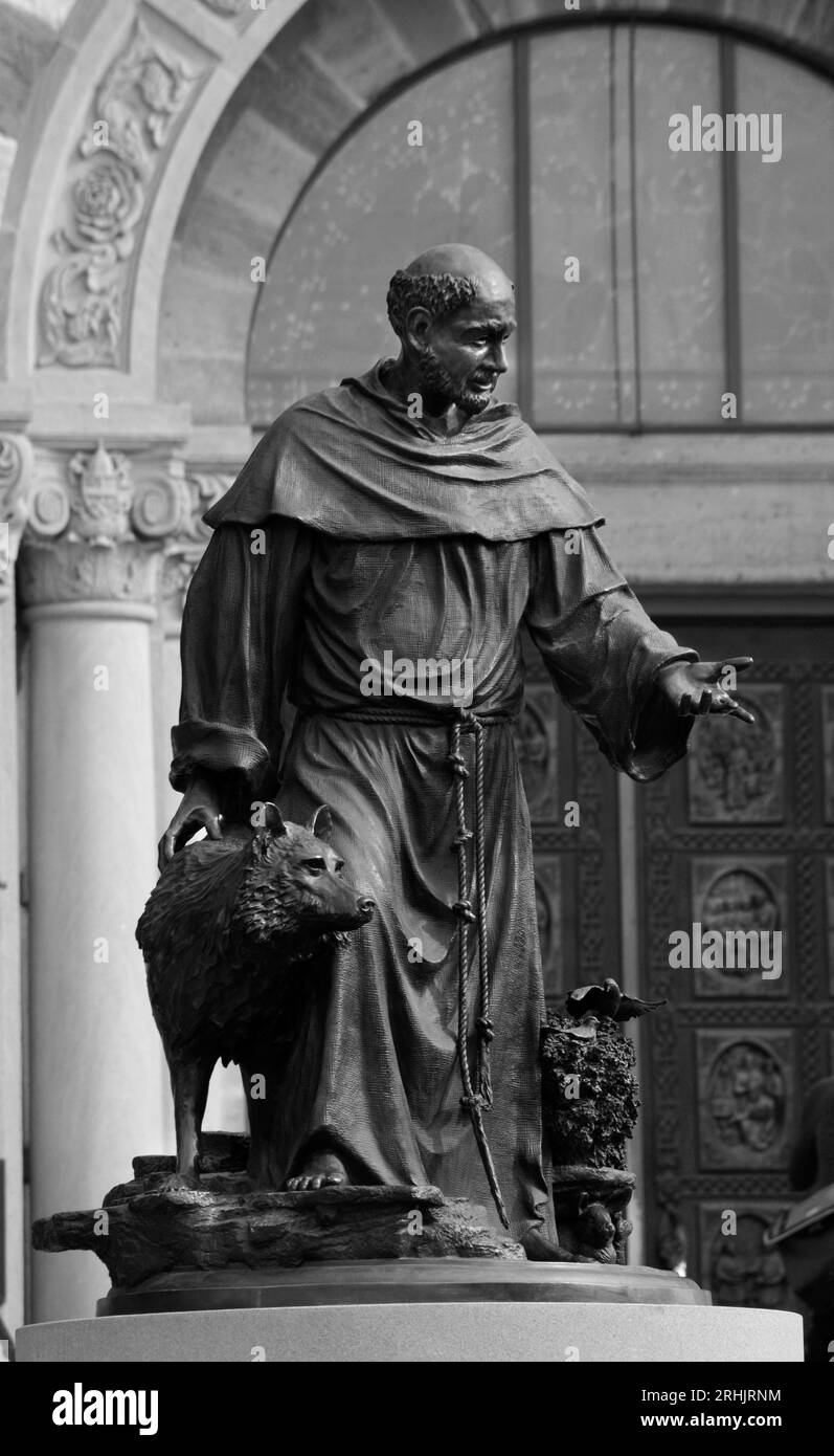 Une statue en bronze de St. François d'Assise en face de la Basilique Cathédrale de Saint François d'Assise dans le centre-ville de Santa Fe, Nouveau-Mexique. Banque D'Images