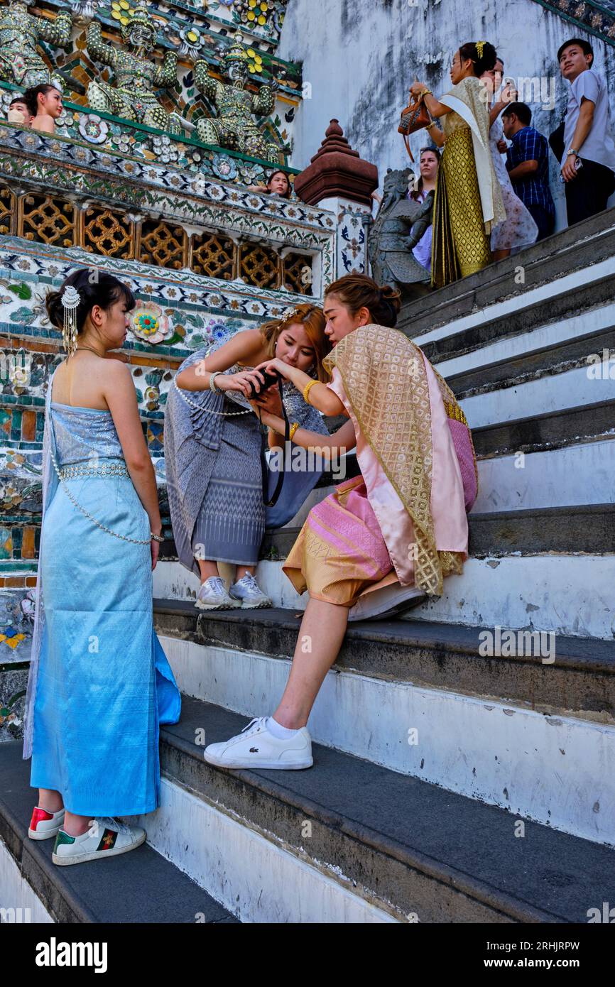Thaïlande, Bangkok, Wat Arun, pose photo pour les touristes Banque D'Images