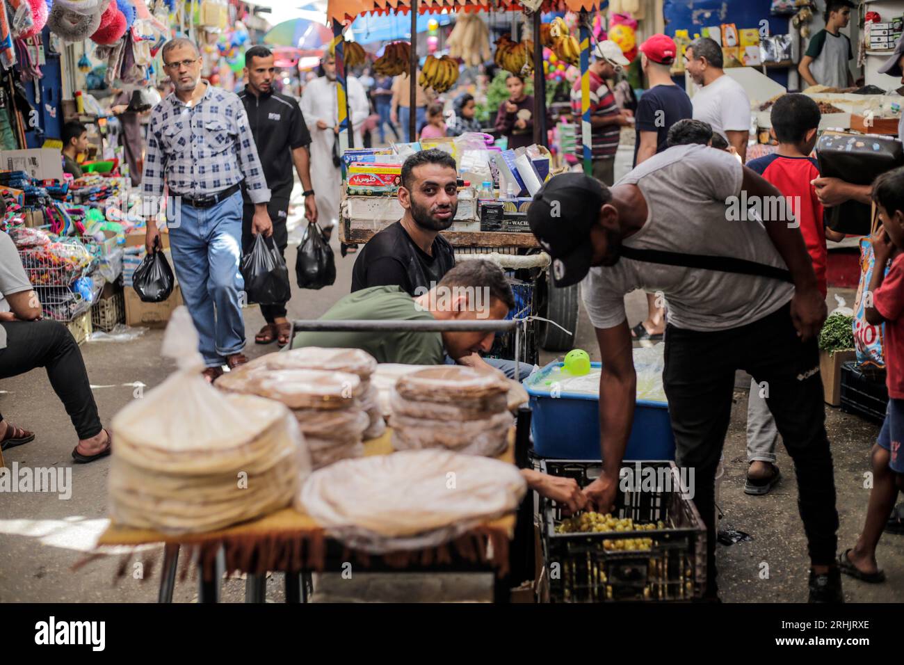17 août 2023, ville de Gaza, bande de Gaza, Palestine : les Palestiniens font leurs courses au marché de Zawiya dans la ville de Gaza. Le marché du coin est l'un des plus anciens marchés de la bande de Gaza (image de crédit : © Mahmoud Issa/Quds Net News via ZUMA Press Wire) À USAGE ÉDITORIAL SEULEMENT! Non destiné à UN USAGE commercial ! Banque D'Images