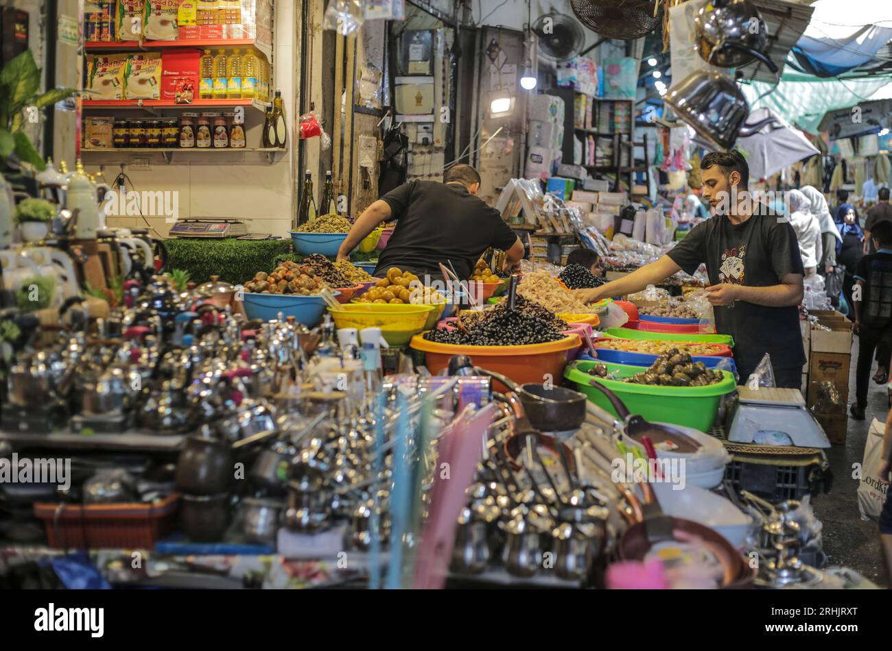 17 août 2023, ville de Gaza, bande de Gaza, Palestine : les Palestiniens font leurs courses au marché de Zawiya dans la ville de Gaza. Le marché du coin est l'un des plus anciens marchés de la bande de Gaza (image de crédit : © Mahmoud Issa/Quds Net News via ZUMA Press Wire) À USAGE ÉDITORIAL SEULEMENT! Non destiné à UN USAGE commercial ! Banque D'Images