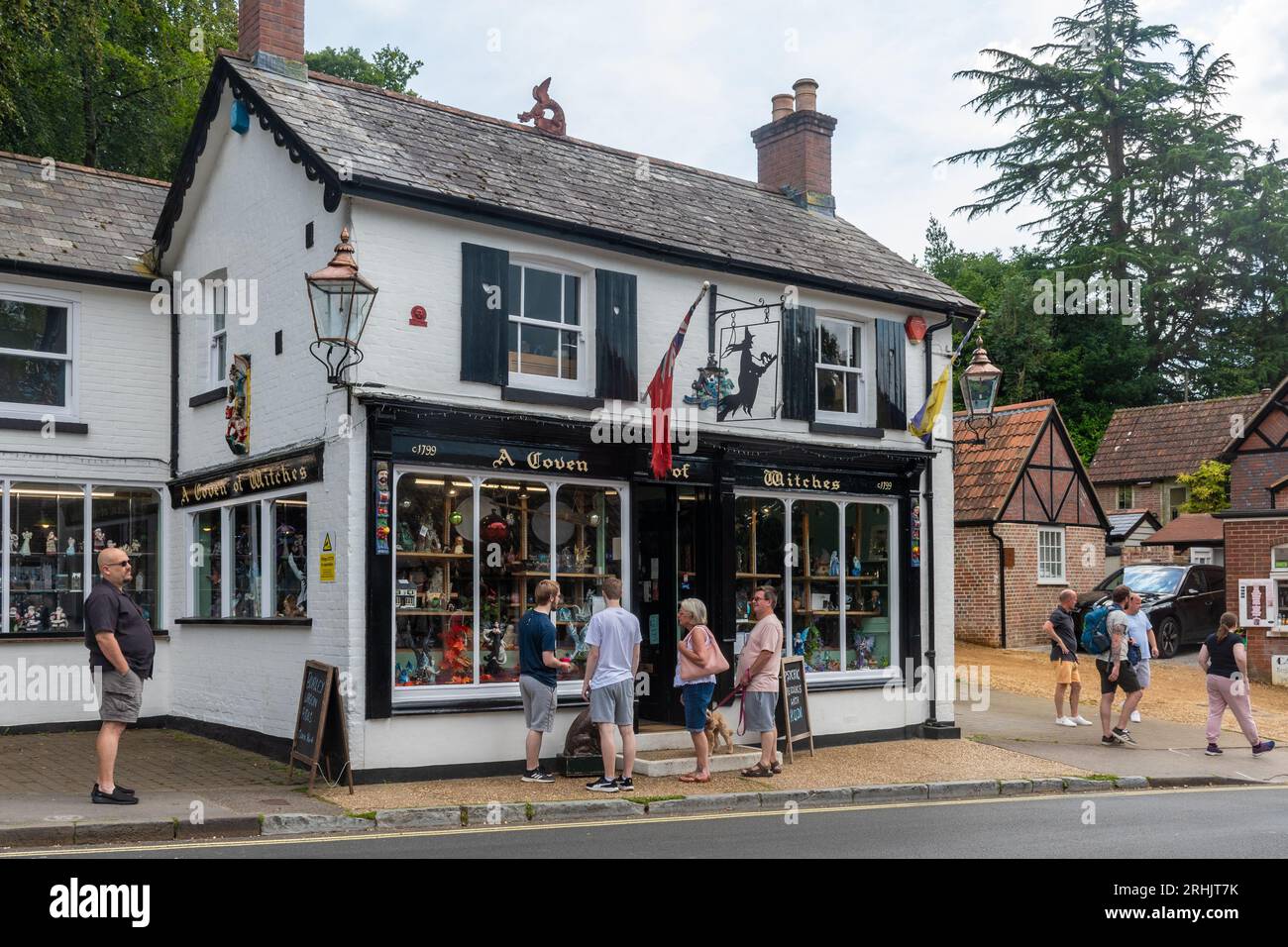 Les gens cherchent dans des magasins indépendants insolites dans le village de Burley dans le parc national de New Forest, Hampshire, Angleterre, Royaume-Uni, pendant l'été Banque D'Images