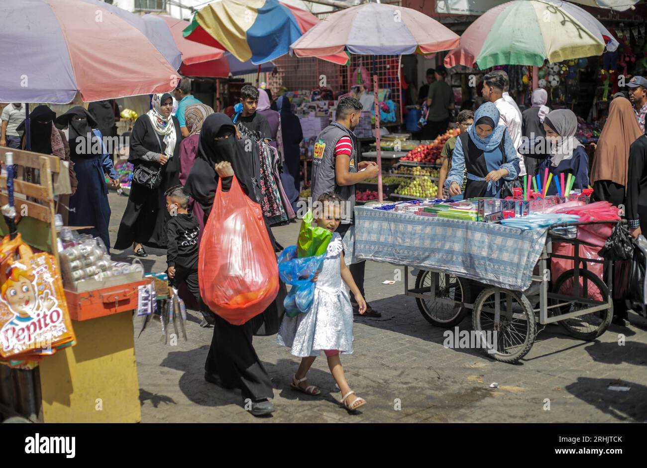 17 août 2023, ville de Gaza, bande de Gaza, Palestine : les Palestiniens font leurs courses au marché de Zawiya dans la ville de Gaza. Le marché du coin est l'un des plus anciens marchés de la bande de Gaza (image de crédit : © Mahmoud Issa/Quds Net News via ZUMA Press Wire) À USAGE ÉDITORIAL SEULEMENT! Non destiné à UN USAGE commercial ! Banque D'Images