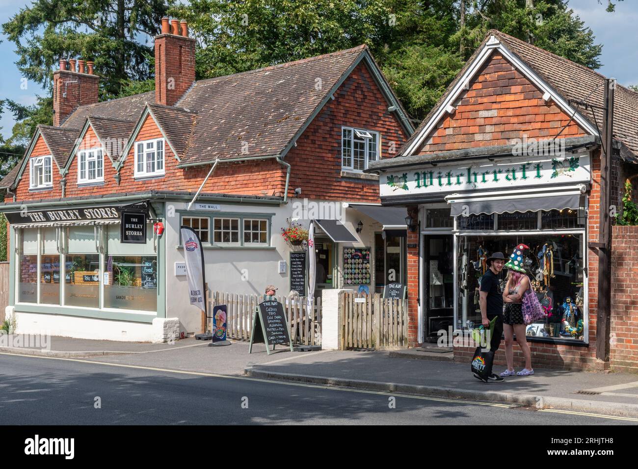 Les gens cherchent dans des magasins indépendants insolites dans le village de Burley dans le parc national de New Forest, Hampshire, Angleterre, Royaume-Uni, pendant l'été Banque D'Images