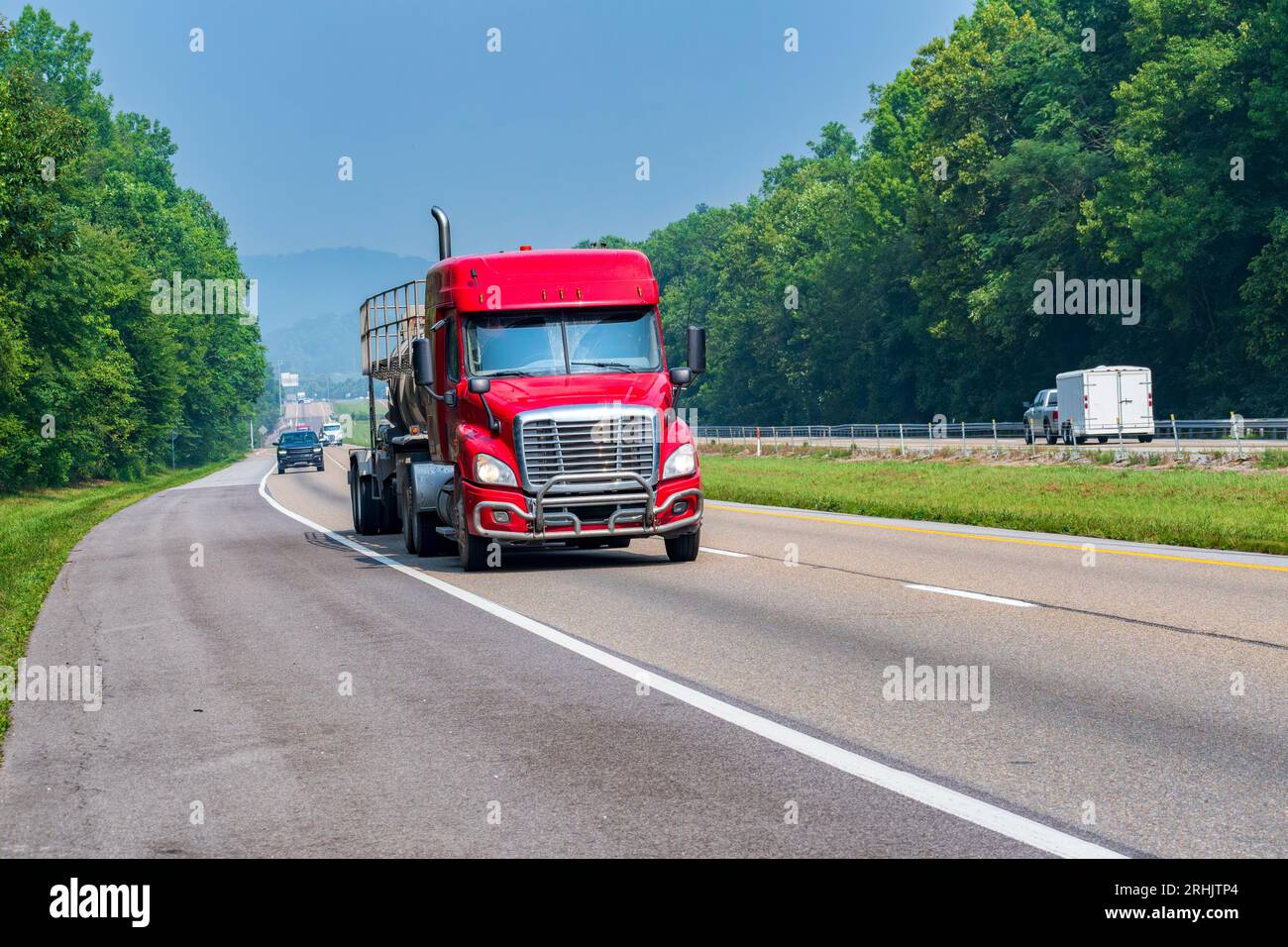 Plan horizontal d'un camion de livraison de carburant rouge sur une autoroute inter-États. Banque D'Images