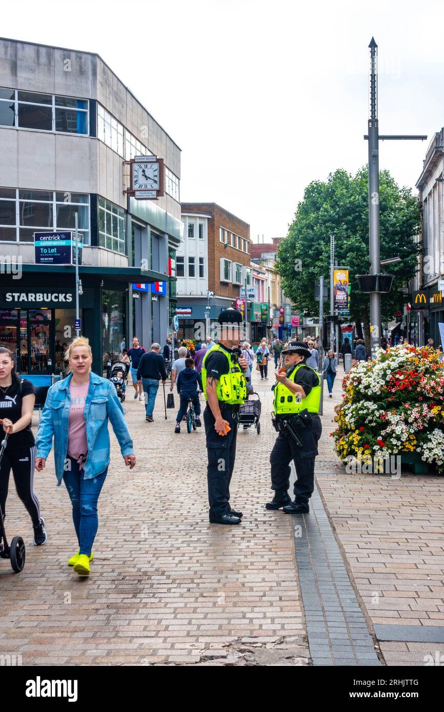 Une vue sur Dudley Street dans le centre-ville de Wolverhampton. Les policiers sont en train de rencontrer des membres du public. Banque D'Images