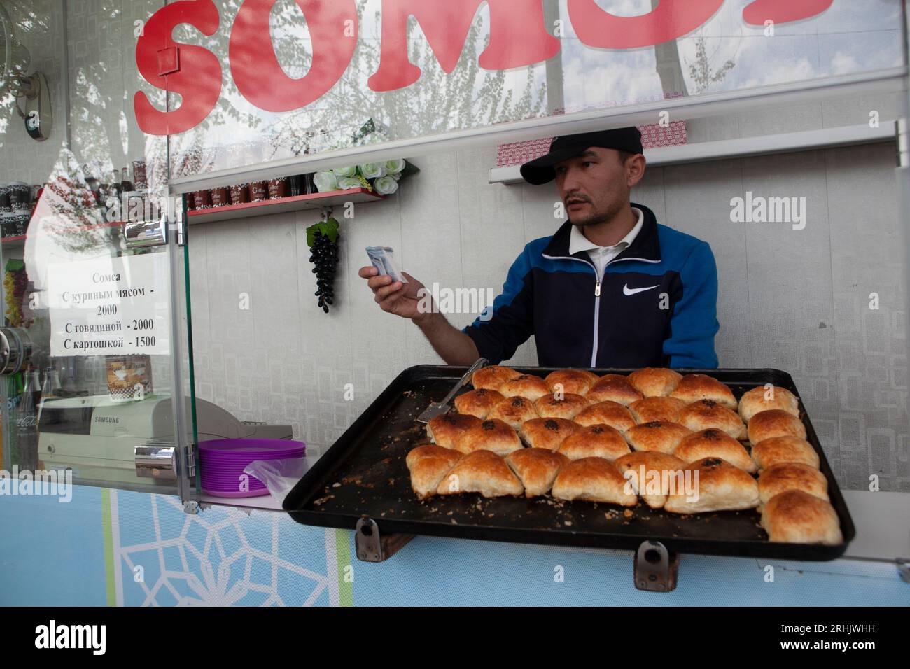 Un homme vend des galettes de viande farcies à Tachkent, en Ouzbékistan Banque D'Images