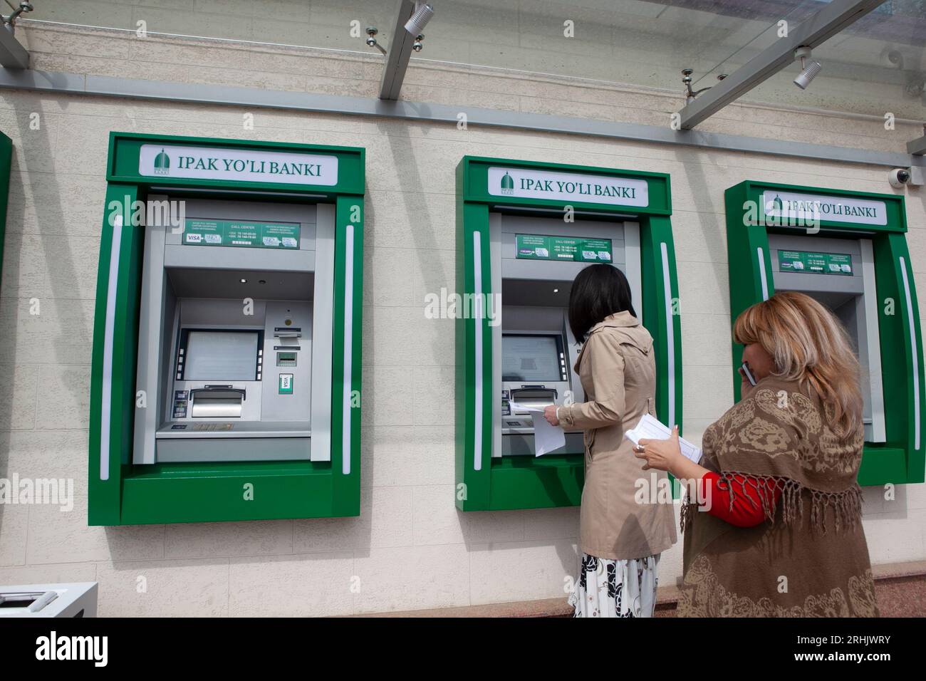 Les femmes utilisent un guichet automatique à Tachkent, en Ouzbékistan Banque D'Images