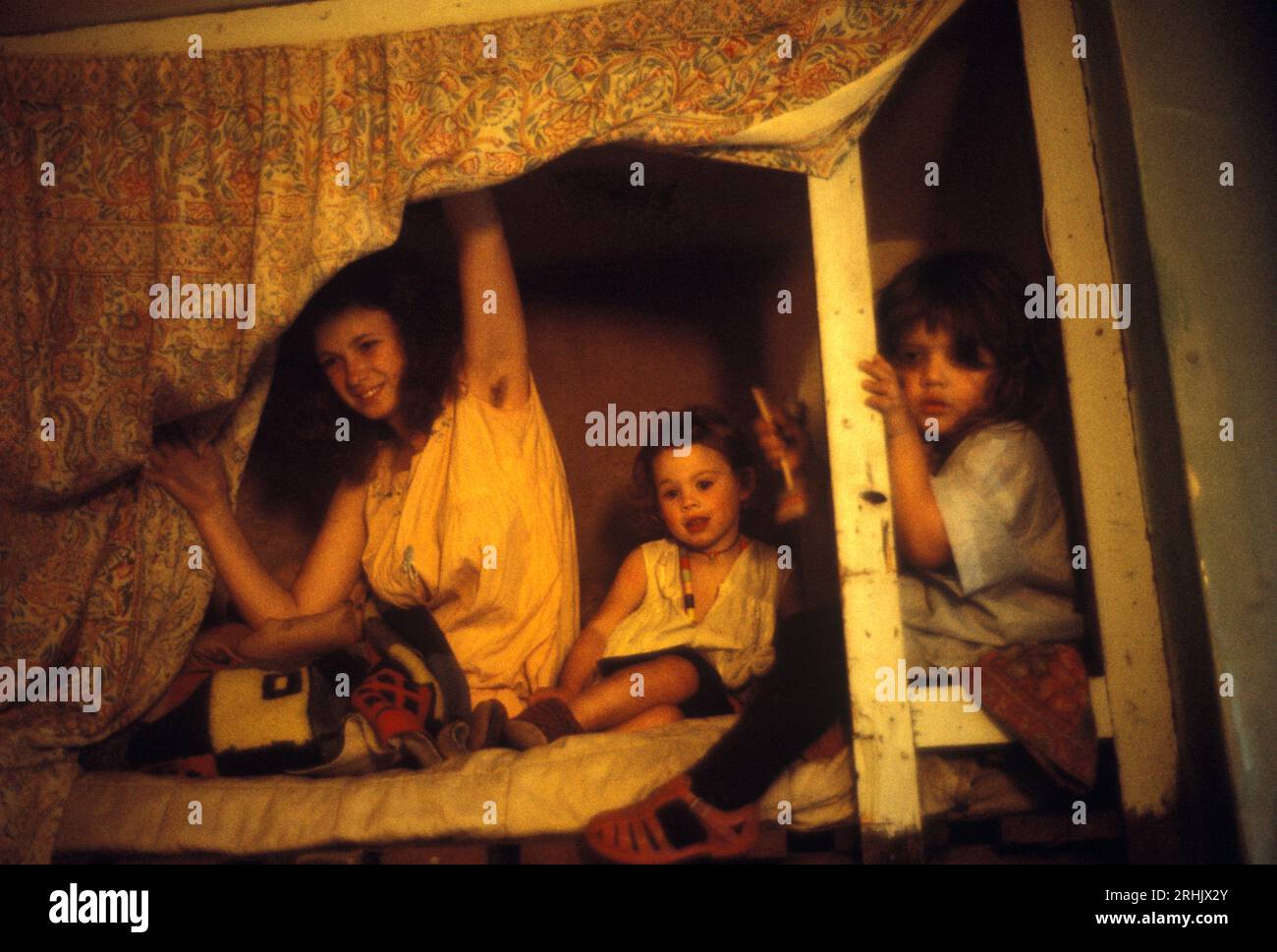 Mère hippie vivant dans un squat des années 1960. Squatting avec ses enfants Eel Pie Island commune UK. Prise à l'Island Hotel and Dance Hall. Elle est dans ses lits superposés avec ses enfants. Eel Pie Island Twickenham Middlesex 1969 HOMER SYKES Banque D'Images