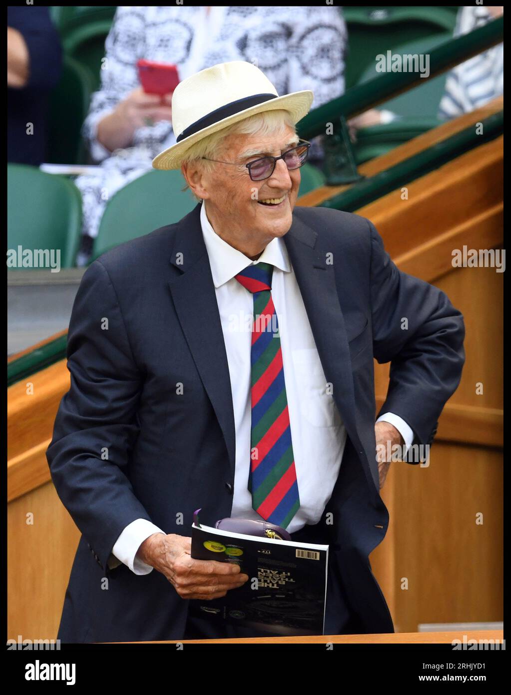 Londres, Royaume-Uni. 06 juillet 2018. Image © Licence à Parsons Media. 17/08/2023. Londres, Royaume-Uni. Sir Michael Parkinson meurt. Image de fichier prise le 06/07/2018. Londres, Royaume-Uni. Championnats de tennis de Wimbledon-cinquième jour. Sir Michael Parkinson et son épouse Mary dans la Royal Box sur le court du Centre le cinquième jour des Championnats de tennis de Wimbledon. Photo de crédit : andrew parsons/Alamy Live News Banque D'Images