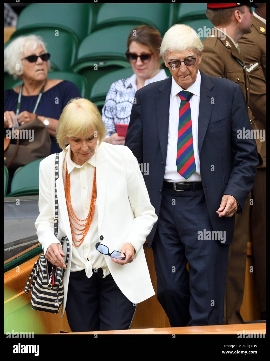 Londres, Royaume-Uni. 06 juillet 2018. Image © Licence à Parsons Media. 17/08/2023. Londres, Royaume-Uni. Sir Michael Parkinson meurt. Image de fichier prise le 06/07/2018. Londres, Royaume-Uni. Championnats de tennis de Wimbledon-cinquième jour. Sir Michael Parkinson et son épouse Mary dans la Royal Box sur le court du Centre le cinquième jour des Championnats de tennis de Wimbledon. Photo de crédit : andrew parsons/Alamy Live News Banque D'Images