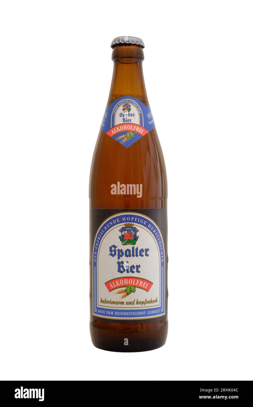 bouteille de bière allemande spalter helles vollbier pleine découpée sur fond blanc Banque D'Images