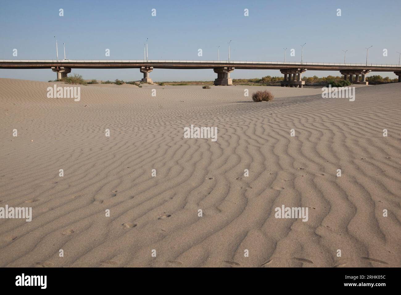 La rivière Amu-Darya à Nukus a largement disparu en raison de l'irrigation en amont. Ouzbékistan. Banque D'Images