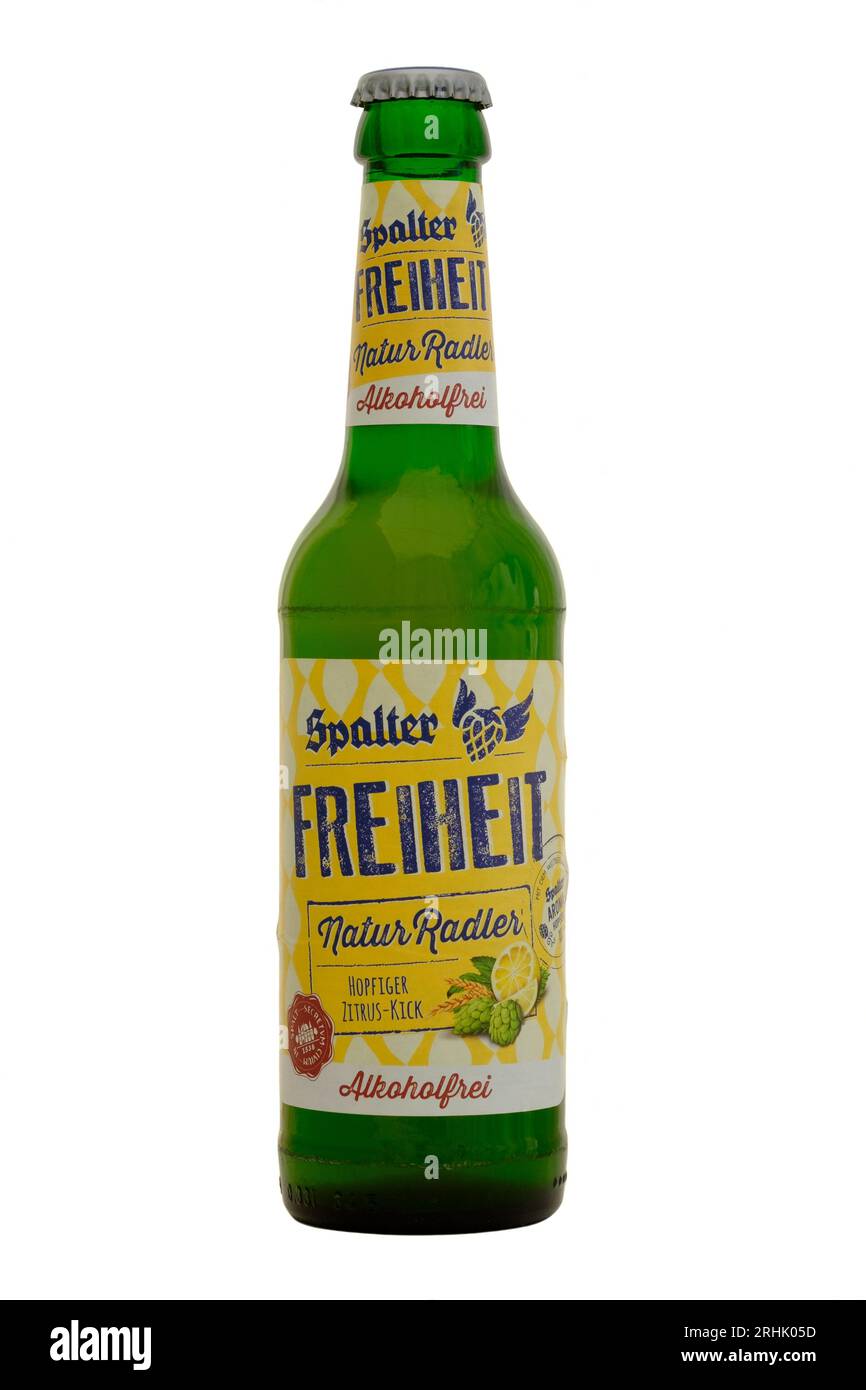 bouteille de bière lager allemande spalter freiheit sans alcool découpée sur fond blanc Banque D'Images