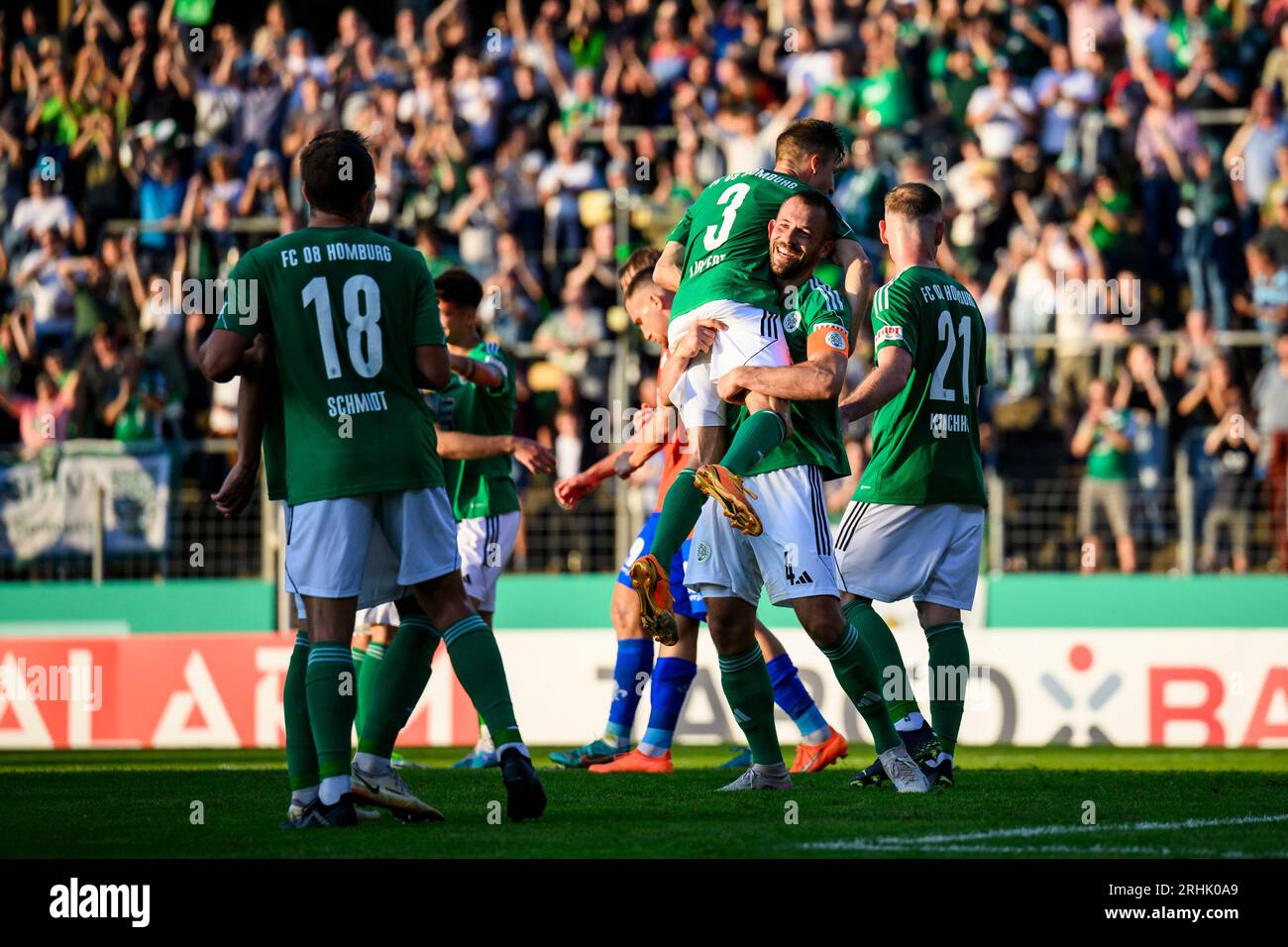 Homburg, Allemagne. 14 août 2023. Football : DFB Cup, FC Homburg - Darmstadt 98, 1e tour, Waldstadion. Dominic Schmidt de Homburg (de gauche à droite), Dennis Lippert de Homburg, Benjamin Kirchhoff de Homburg acclament après le match. Crédit : Tom Weller/dpa - REMARQUE IMPORTANTE : conformément aux exigences de la DFL Deutsche Fußball Liga et de la DFB Deutscher Fußball-Bund, il est interdit d’utiliser ou de faire utiliser des photographies prises dans le stade et/ou le match sous forme de séquences et/ou de séries de photos de type vidéo./dpa/Alamy Live News Banque D'Images