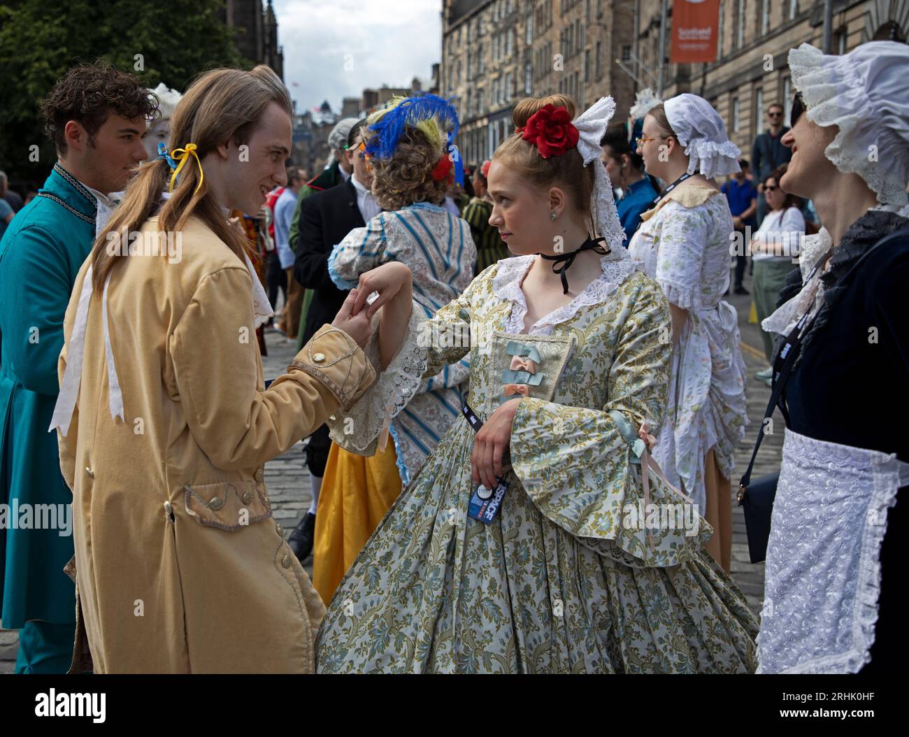 Royal Mile, Édimbourg, Écosse, Royaume-Uni. 17 août 2023. Dans cette deuxième semaine du Festival Fringe d'Édimbourg, c'était une journée colorée sur la High Street avec les différents groupes promouvant leurs spectacles et les artistes de rue enflammés. Sur la photo : les acteurs de The School for Scndal jouent quelques scènes pour promouvoir leur émission, The Spoace @ Niddry St, 14-19 août Credit/Archwhite/alamy live news. Banque D'Images