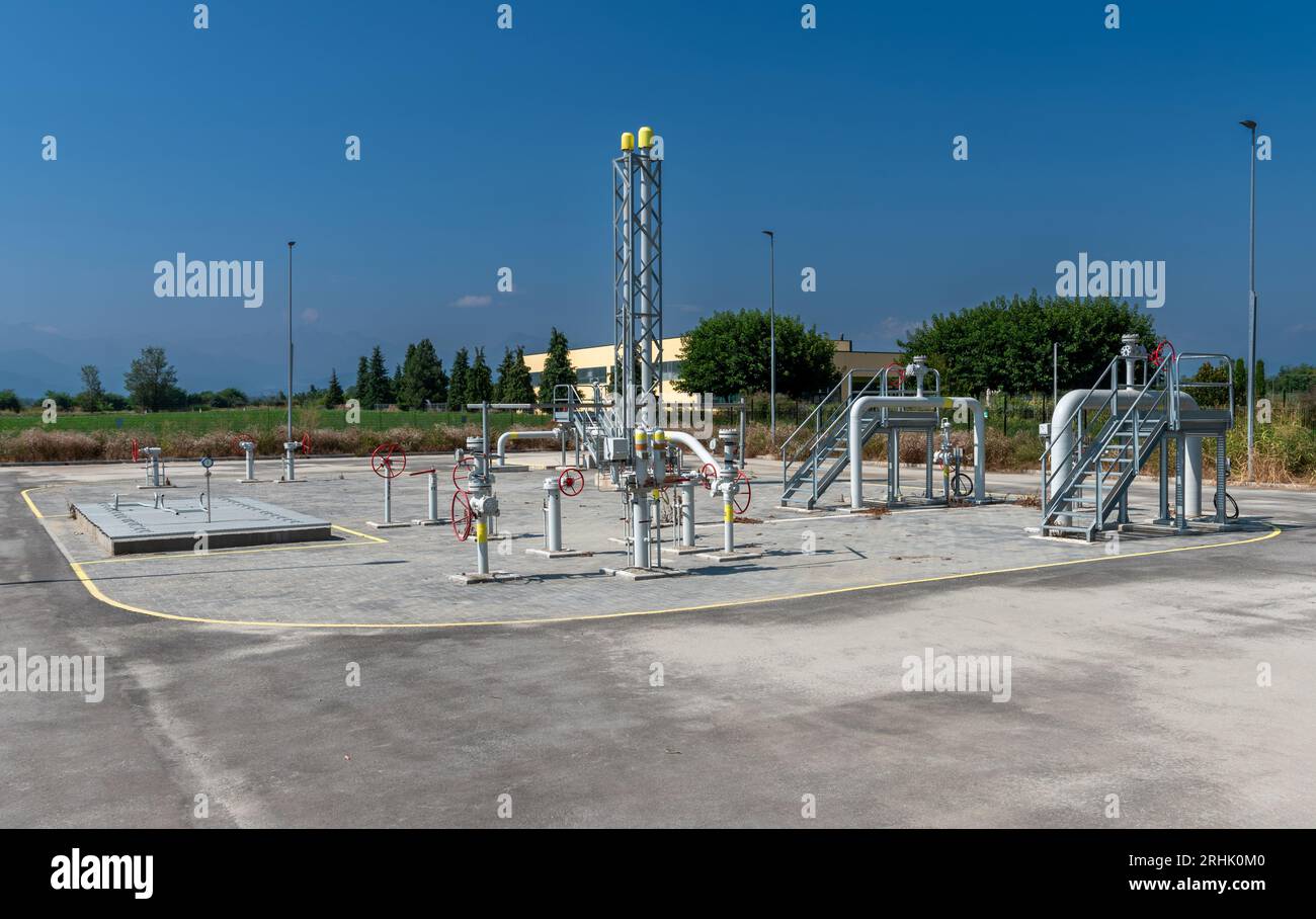 Installation de tri et de régulation du débit de méthane dans les conduites de méthane avec vannes sur la ligne de distribution de gaz naturel en Italie Banque D'Images
