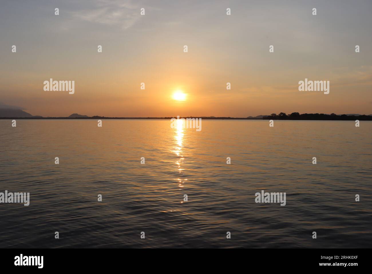 Un beau coucher de soleil du soir par un lac de la zone rurale au Sri lanka Banque D'Images