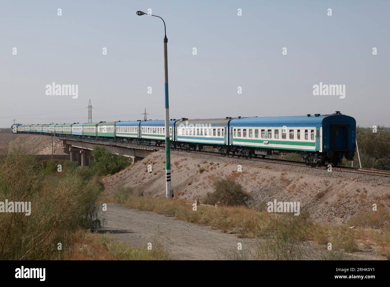 Un train de voyageurs quitte Nukus, en Ouzbékistan. Banque D'Images