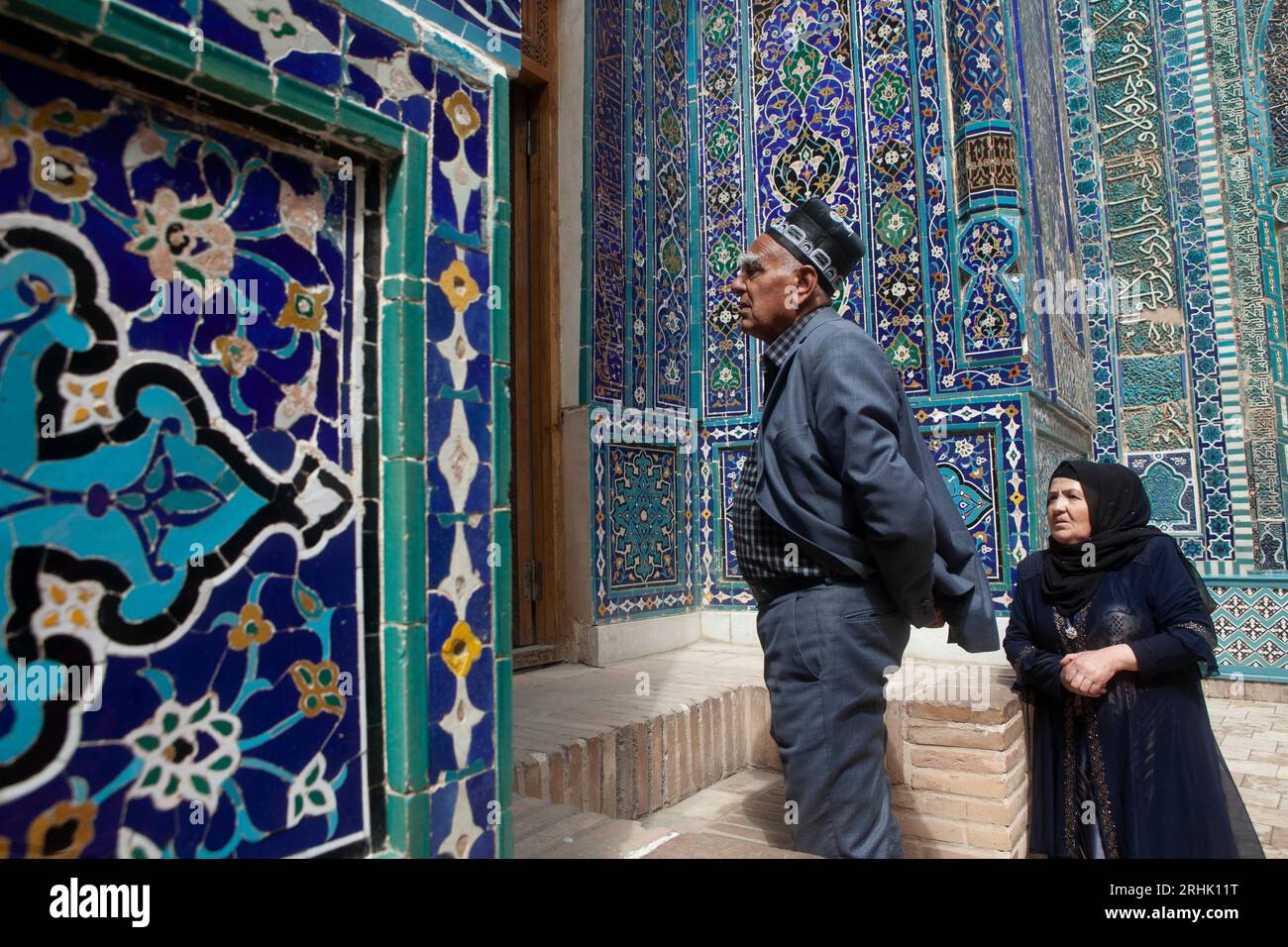 Un homme et une femme à la nécropole de Shah-i Zinda à Samarkand, Ouzbékistan. Banque D'Images