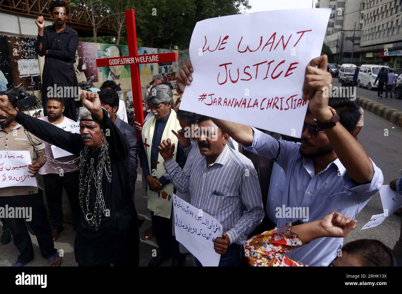 Hyderabad, Pakistan, 17 août 2023. Des membres de la communauté minoritaire organisent une manifestation de protestation contre la violence contre la communauté minoritaire et condamnent l'attaque contre les églises dans l'incident de Jaranwala, qui s'est tenu au club de presse de Karachi le jeudi 17 août 2023. Banque D'Images