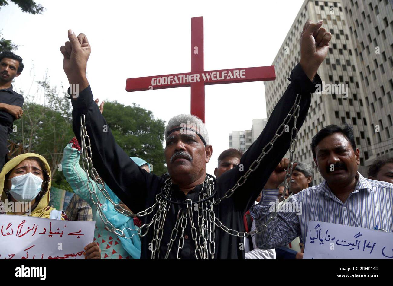 Hyderabad, Pakistan, 17 août 2023. Des membres de la communauté minoritaire organisent une manifestation de protestation contre la violence contre la communauté minoritaire et condamnent l'attaque contre les églises dans l'incident de Jaranwala, qui s'est tenu au club de presse de Karachi le jeudi 17 août 2023. Banque D'Images