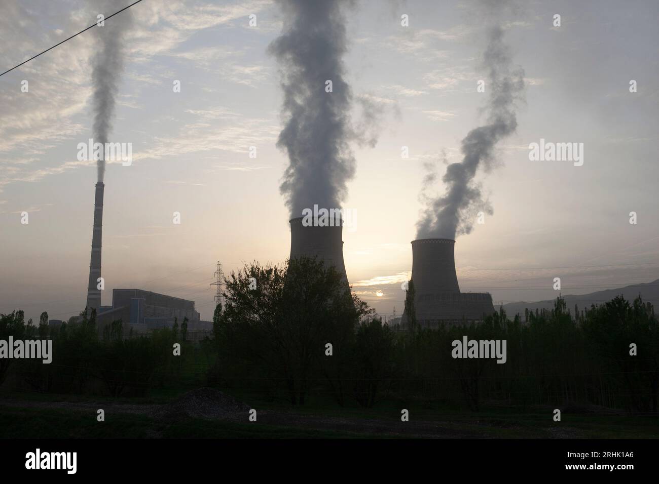 La centrale thermique d'Angren, qui brûle le charbon d'une mine voisine, à Nurabod, en Ouzbékistan. Banque D'Images