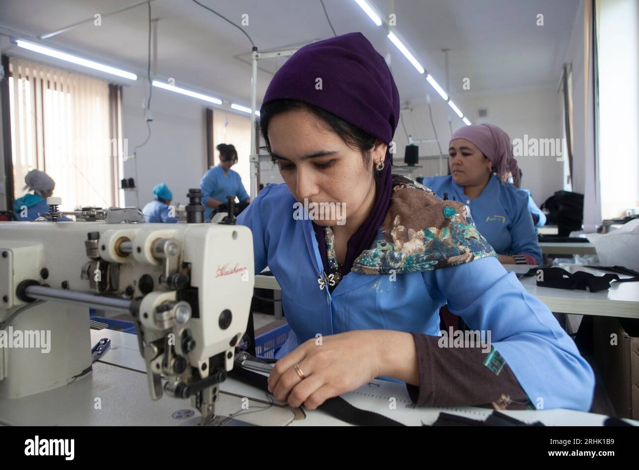 Une femme travaillant dans une usine de couture à Kokand, en Ouzbékistan. Banque D'Images