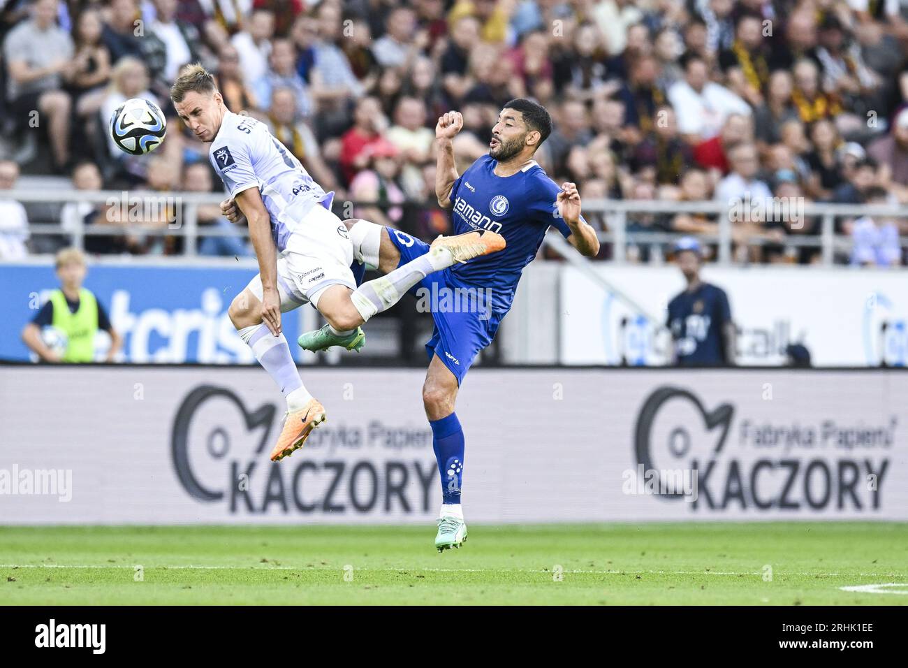 Szczecin, Pologne. 17 août 2023. Pawel Stolarski de Pogon et Tarik Tissoudali de Gand photographiés en action lors d'un match de football entre le Polonais Pogon Szczecin et la Belge KAA Gent, jeudi 17 août 2023 à Szczecin, la deuxième manche du troisième tour de qualification pour la compétition UEFA Europa Conference League. BELGA PHOTO TOM GOYVAERTS crédit : Belga News Agency/Alamy Live News Banque D'Images